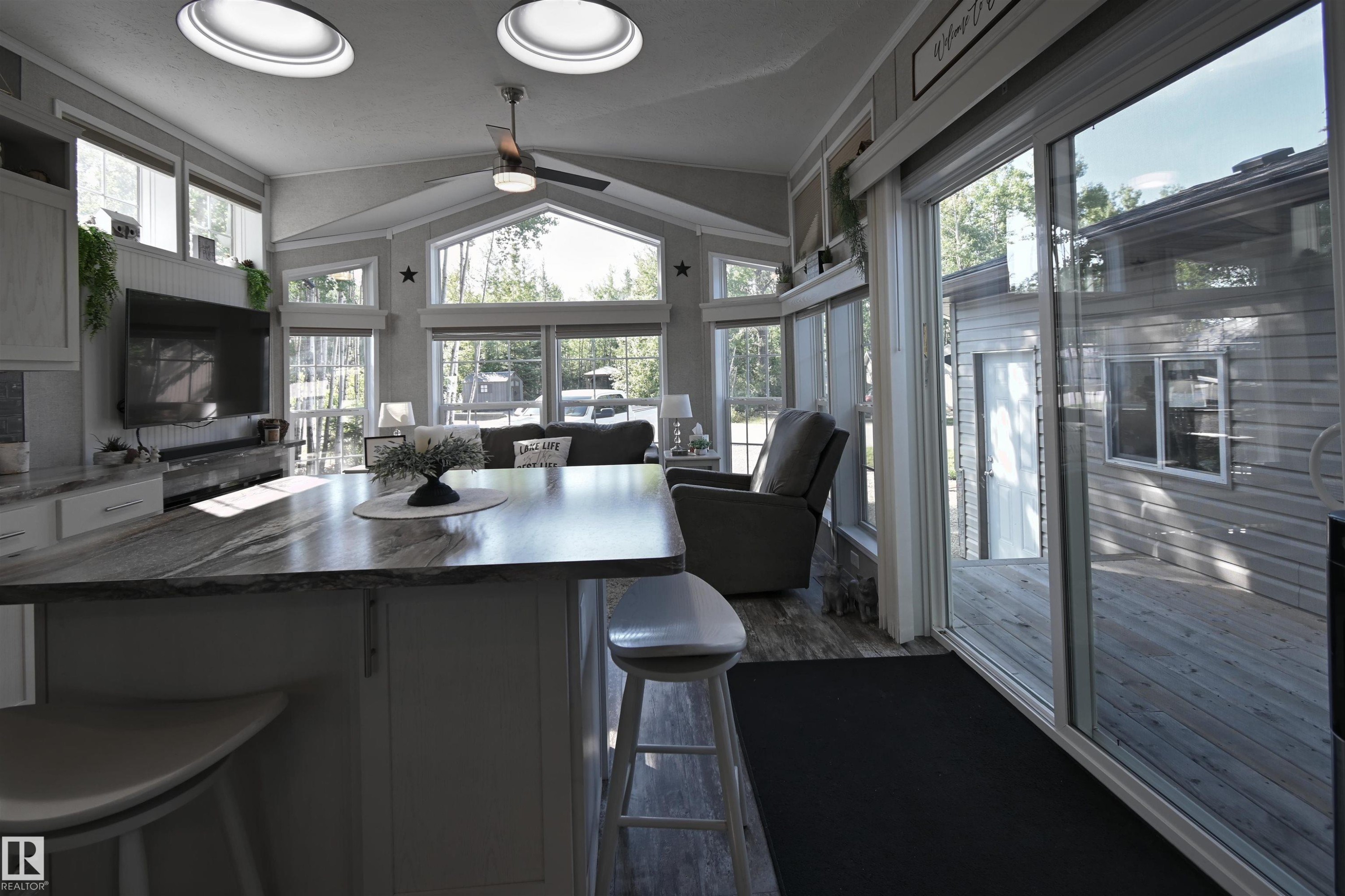 64 53206 Rge Road 55 A, Rural Parkland County, AB - Indoor Photo Showing Dining Room
