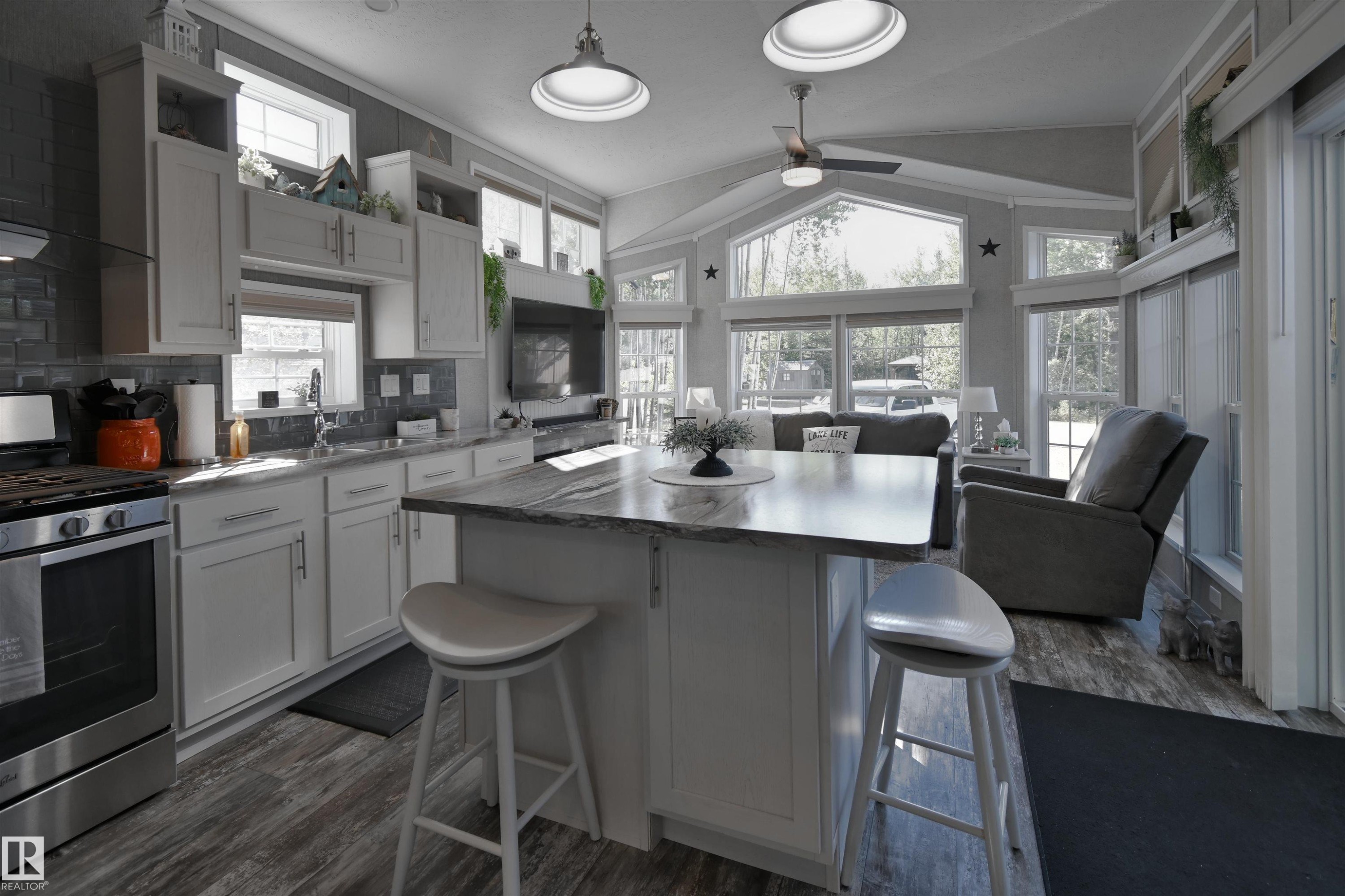 64 53206 Rge Road 55 A, Rural Parkland County, AB - Indoor Photo Showing Kitchen With Upgraded Kitchen