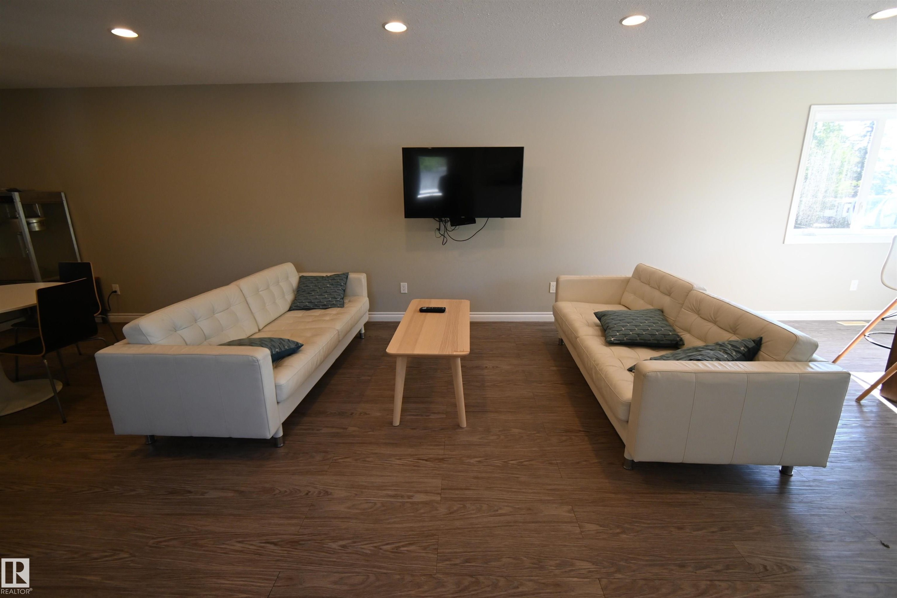 64 53206 Rge Road 55 A, Rural Parkland County, AB - Indoor Photo Showing Living Room