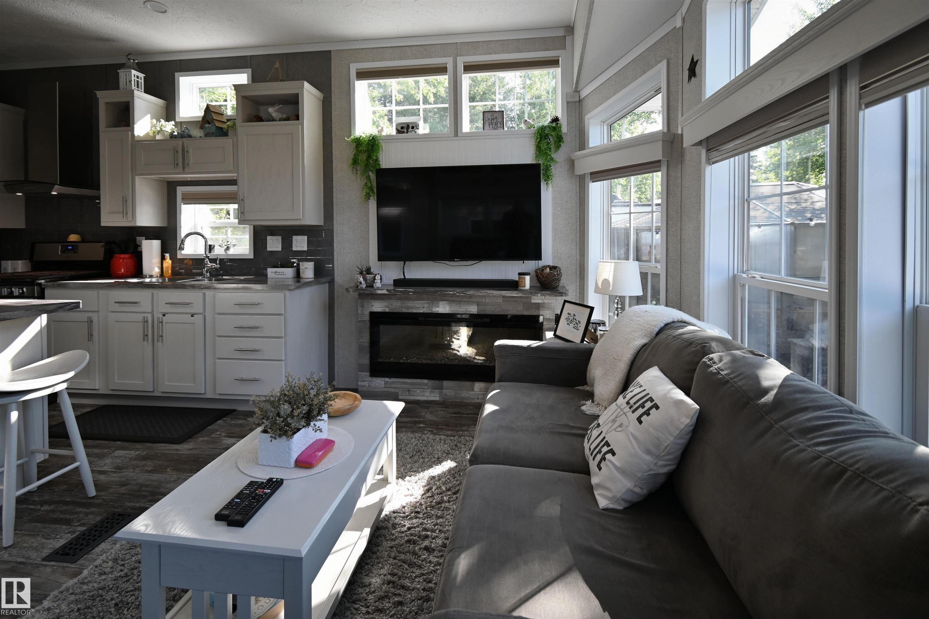 64 53206 Rge Road 55 A, Rural Parkland County, AB - Indoor Photo Showing Living Room With Fireplace