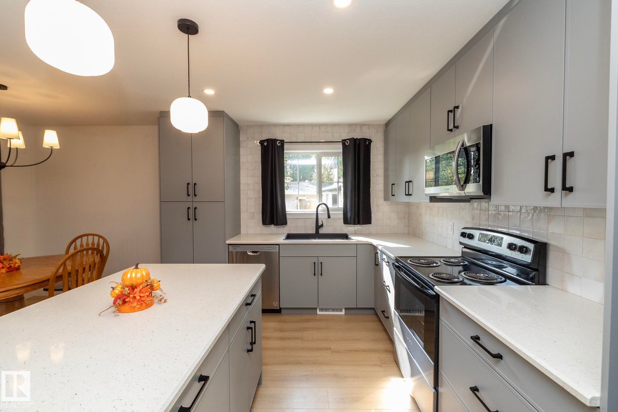 56 Brazeau Drive, Devon, AB - Indoor Photo Showing Kitchen With Upgraded Kitchen