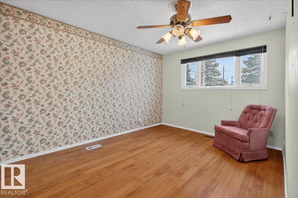 Edmonton, AB - Indoor Photo Showing Other Room