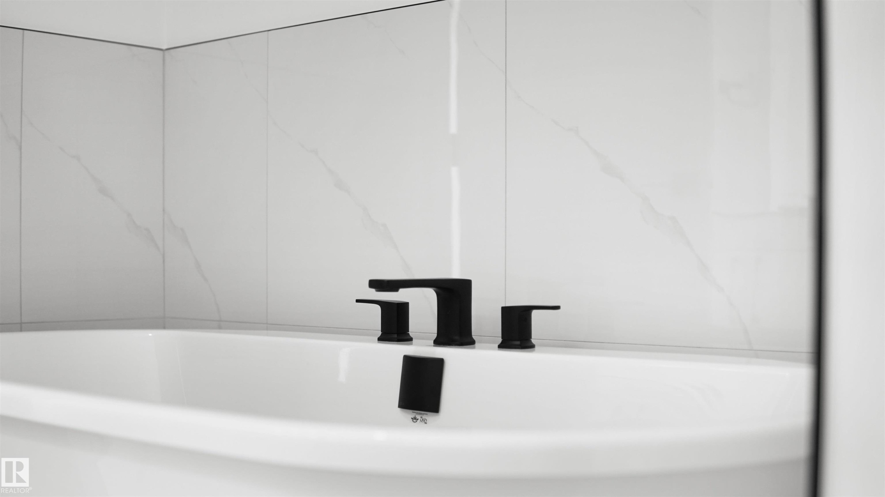 Bathroom view of a soaking tub and a sink - 807 30 Avenue, Edmonton, AB - Indoor Photo Showing Bathroom