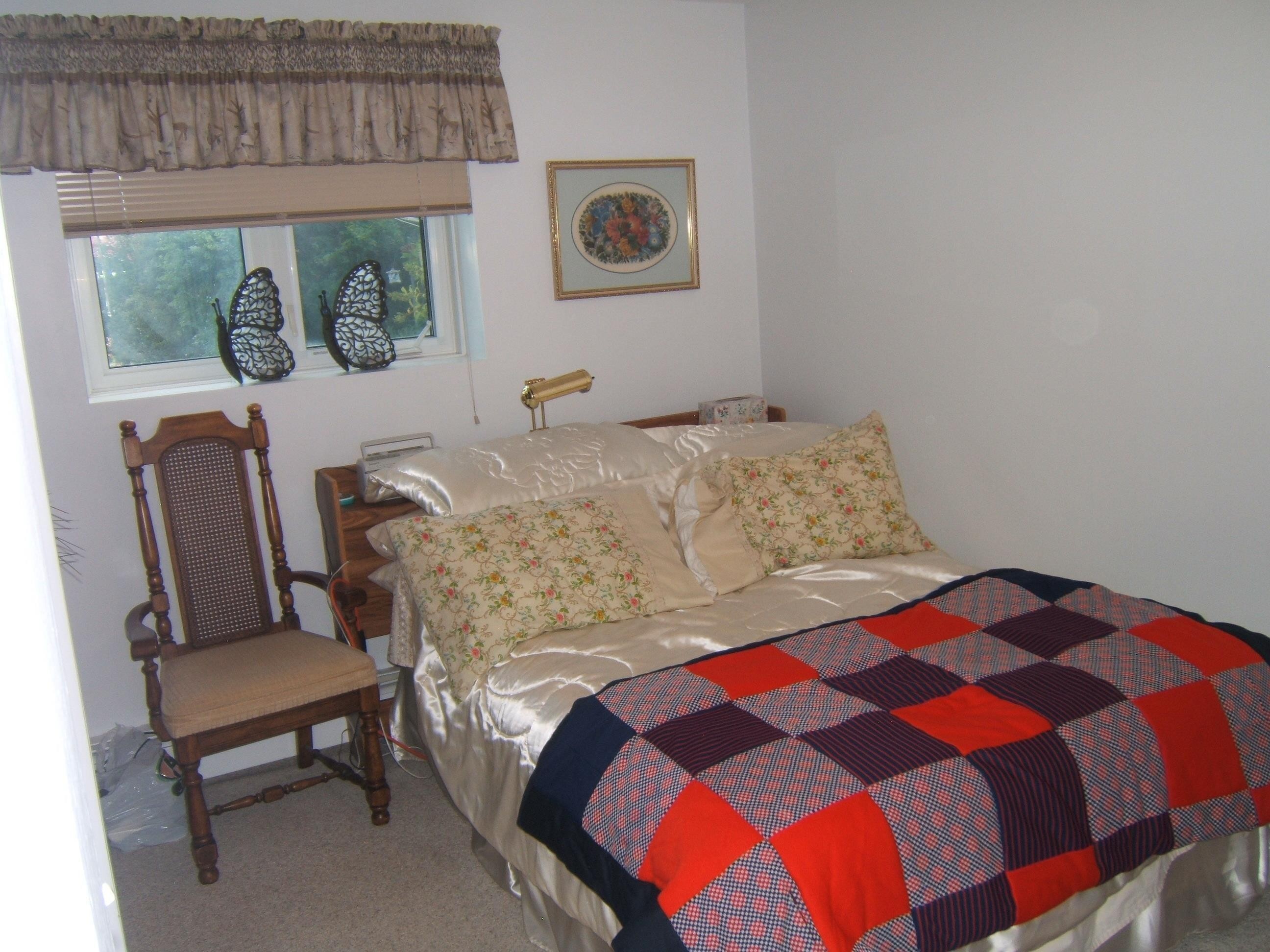 Bedroom with carpet - 4807 54 Avenue, Two Hills, AB - Indoor Photo Showing Bedroom