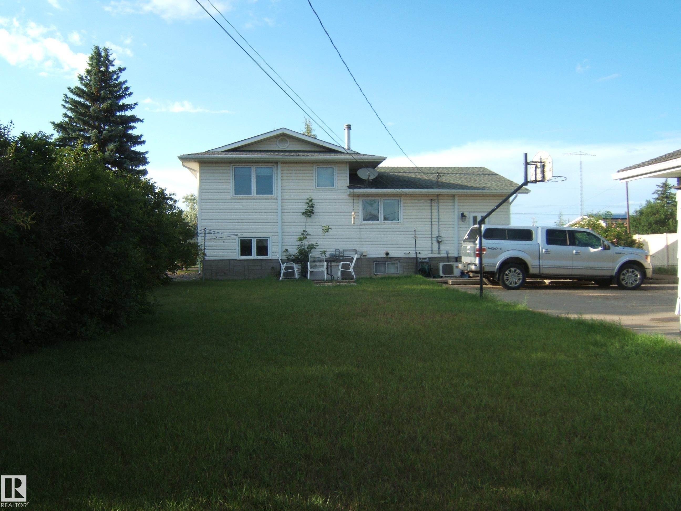 Back of house featuring a lawn - 4807 54 Avenue, Two Hills, AB - Outdoor