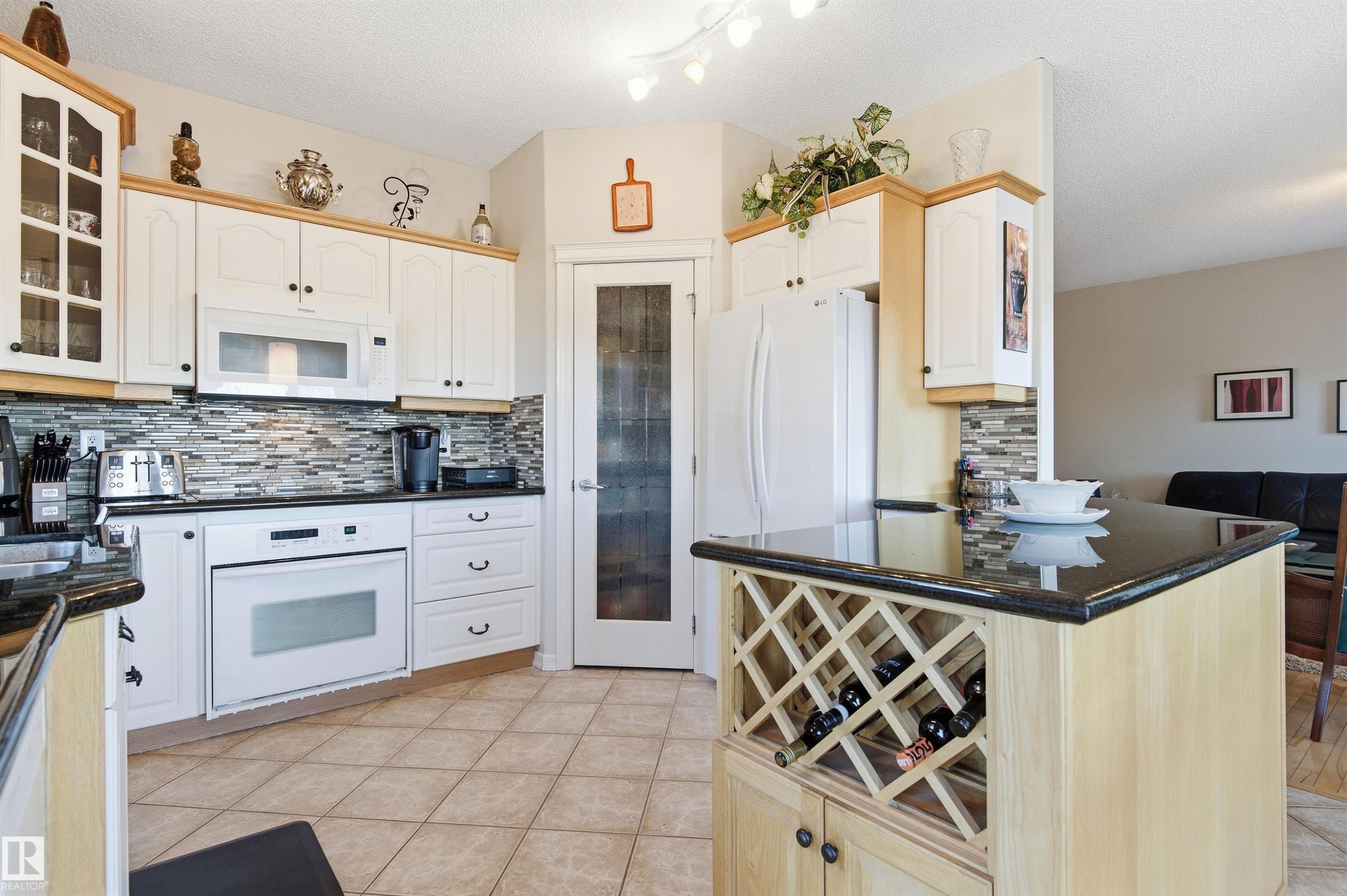 12 577 Butterworth Way, Edmonton, AB - Indoor Photo Showing Kitchen