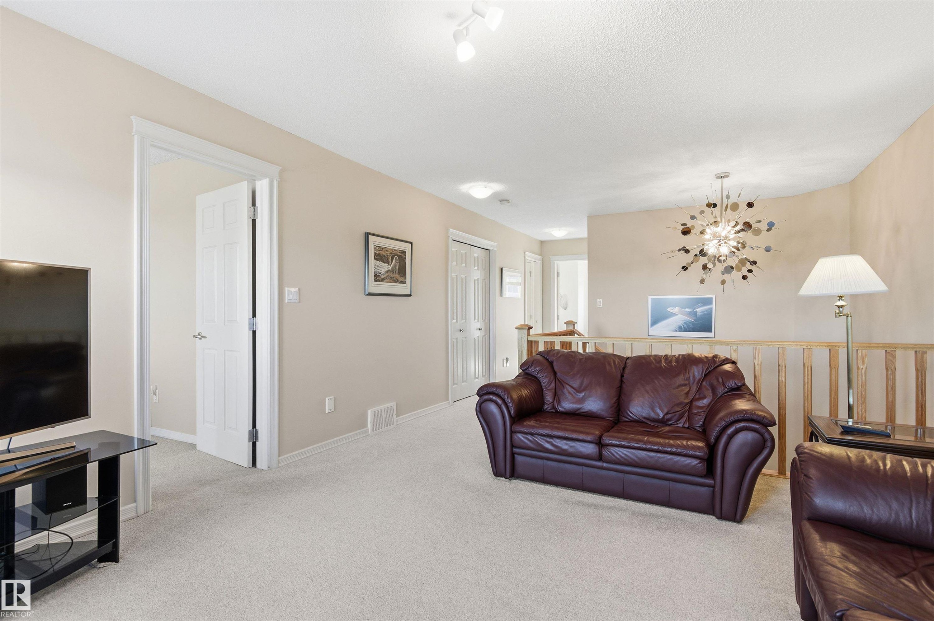 12 577 Butterworth Way, Edmonton, AB - Indoor Photo Showing Living Room