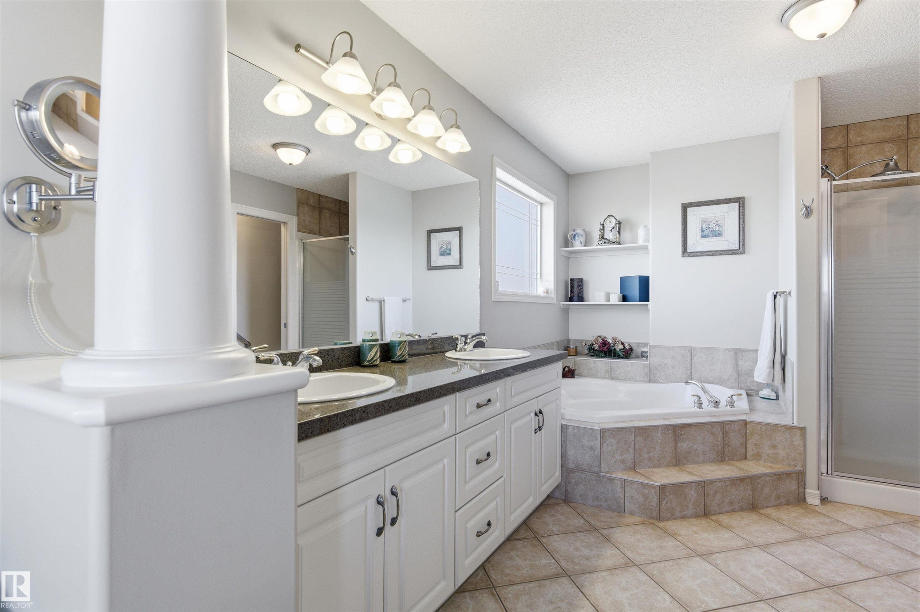 12 577 Butterworth Way, Edmonton, AB - Indoor Photo Showing Bathroom