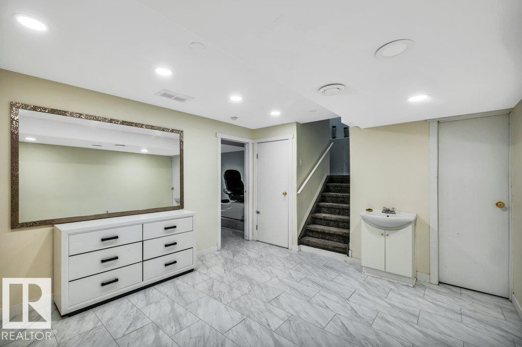 2144 37B Avenue, Edmonton, AB - Indoor