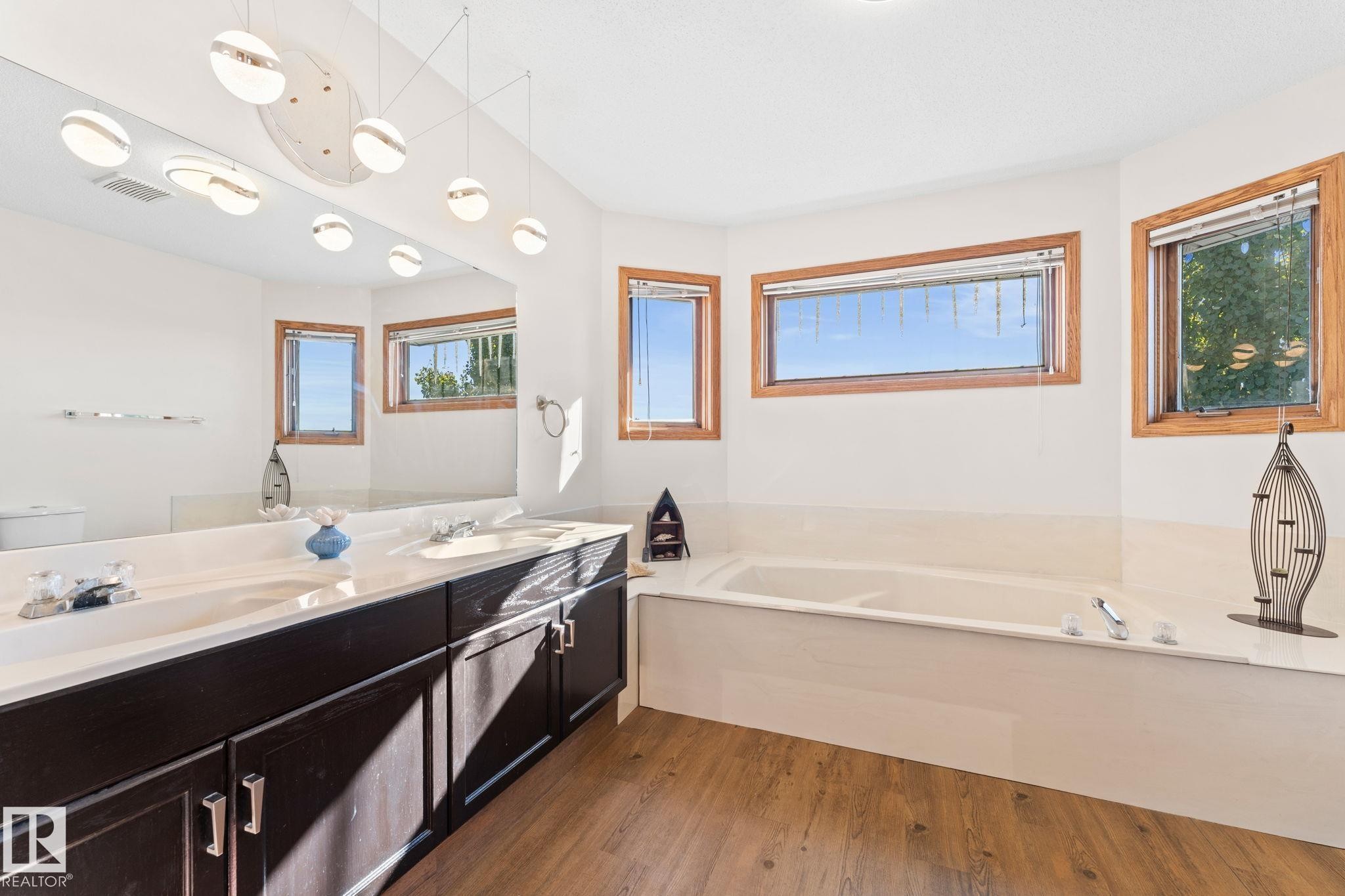 6018 156 Avenue, Edmonton, AB - Indoor Photo Showing Bathroom