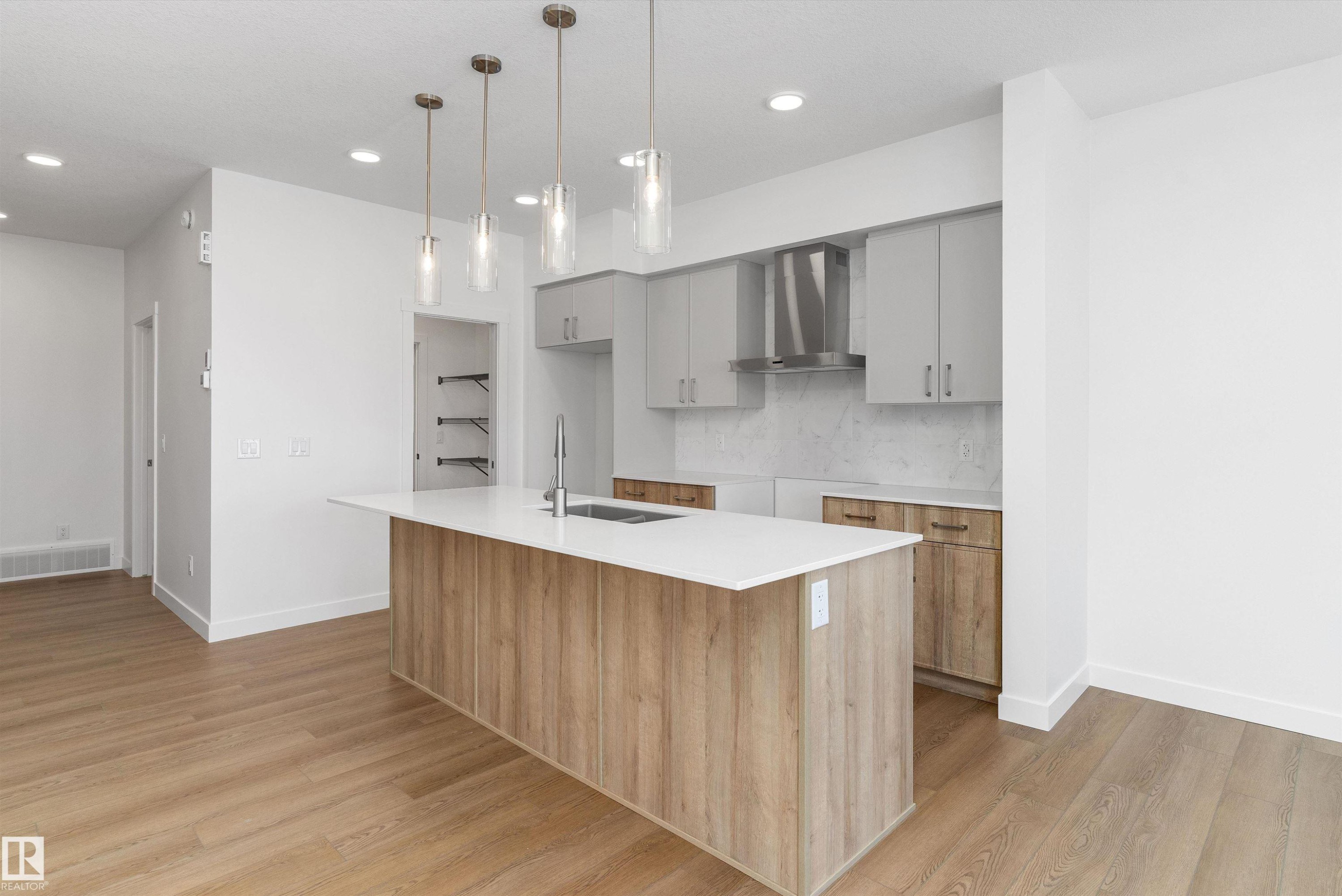 756 Astoria Way, Devon, AB - Indoor Photo Showing Kitchen With Double Sink With Upgraded Kitchen