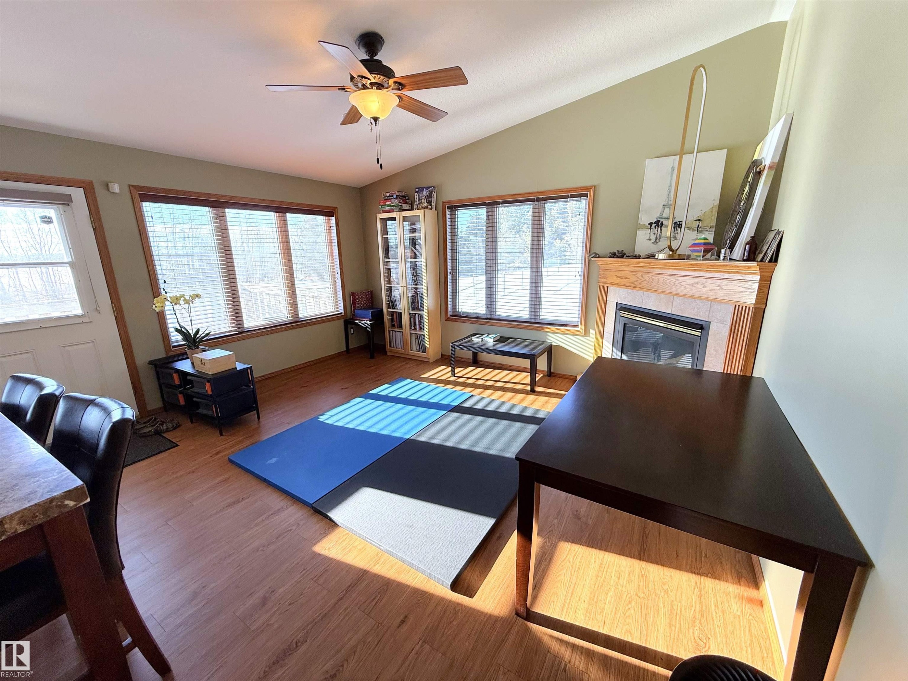 28 52327 Rge Road 20, Rural Parkland County, AB - Indoor Photo Showing Living Room With Fireplace