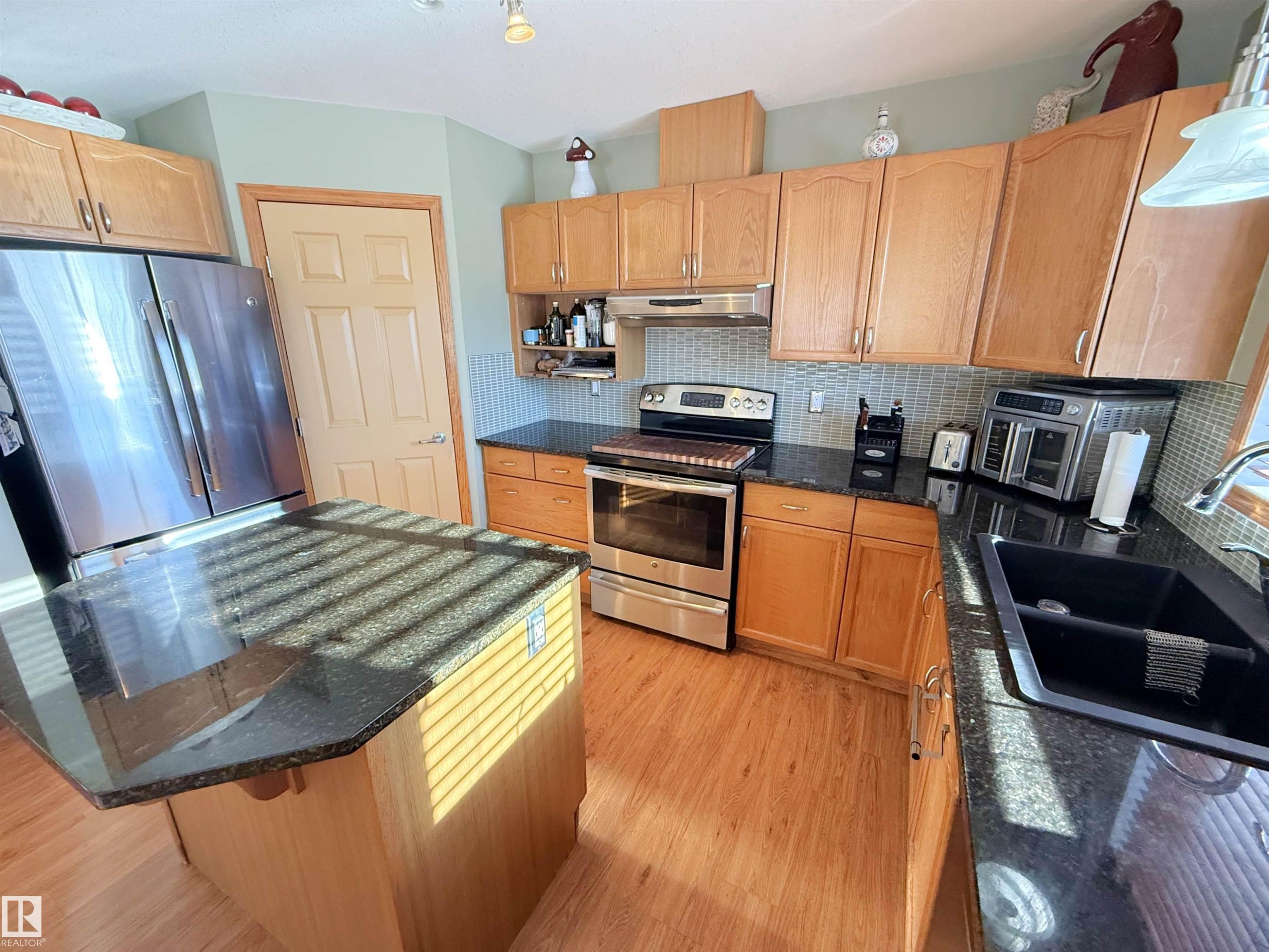 28 52327 Rge Road 20, Rural Parkland County, AB - Indoor Photo Showing Kitchen With Double Sink