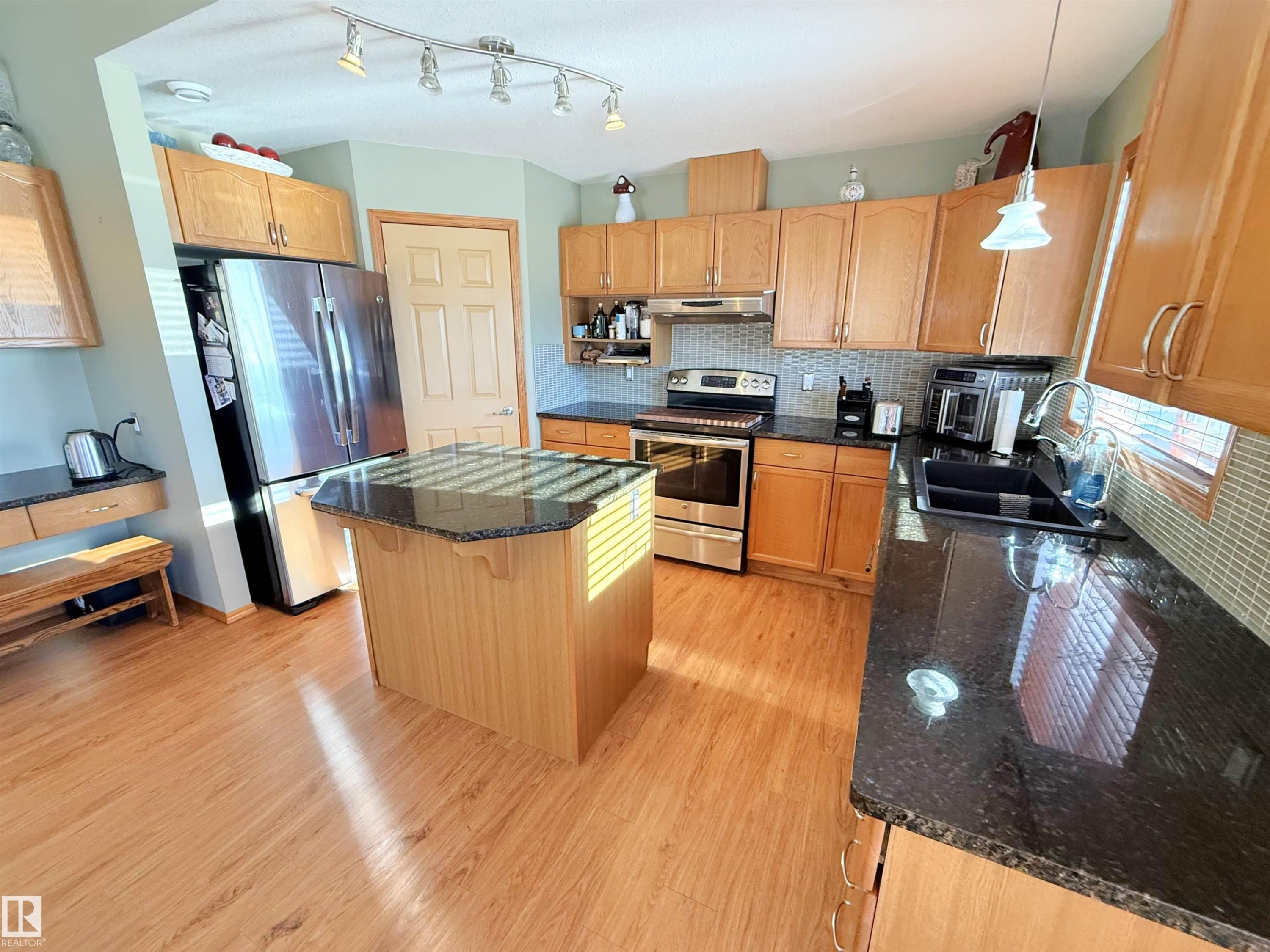 28 52327 Rge Road 20, Rural Parkland County, AB - Indoor Photo Showing Kitchen
