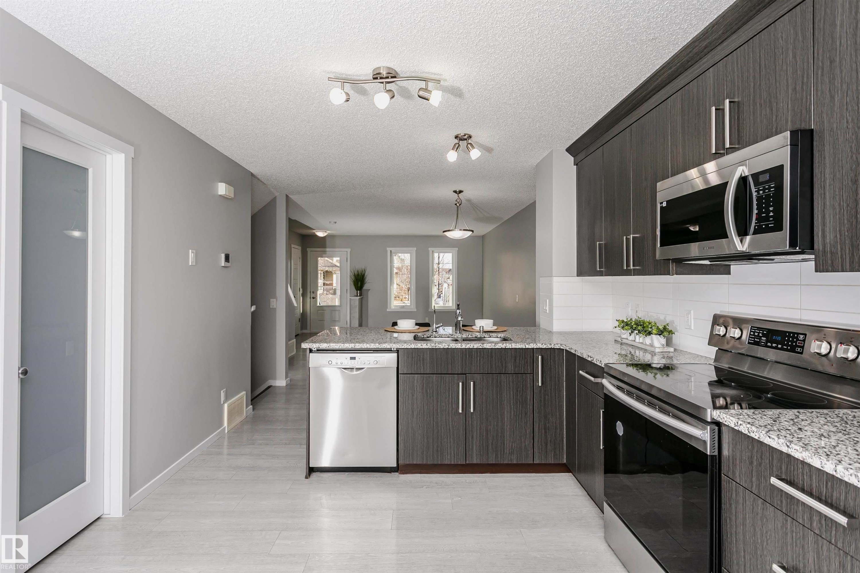 291 Edgemont Road, Edmonton, AB - Indoor Photo Showing Kitchen With Upgraded Kitchen