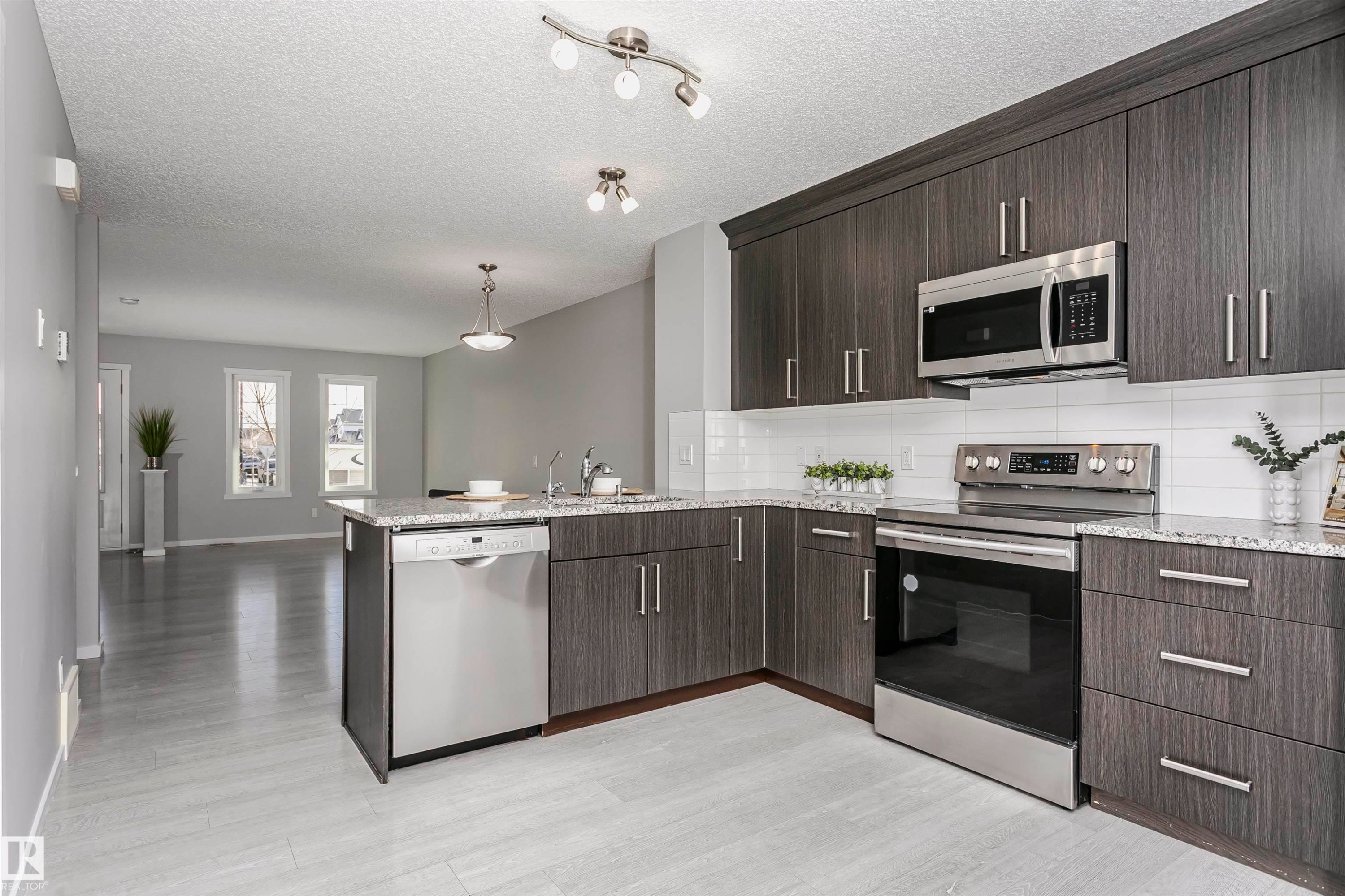 291 Edgemont Road, Edmonton, AB - Indoor Photo Showing Kitchen With Upgraded Kitchen