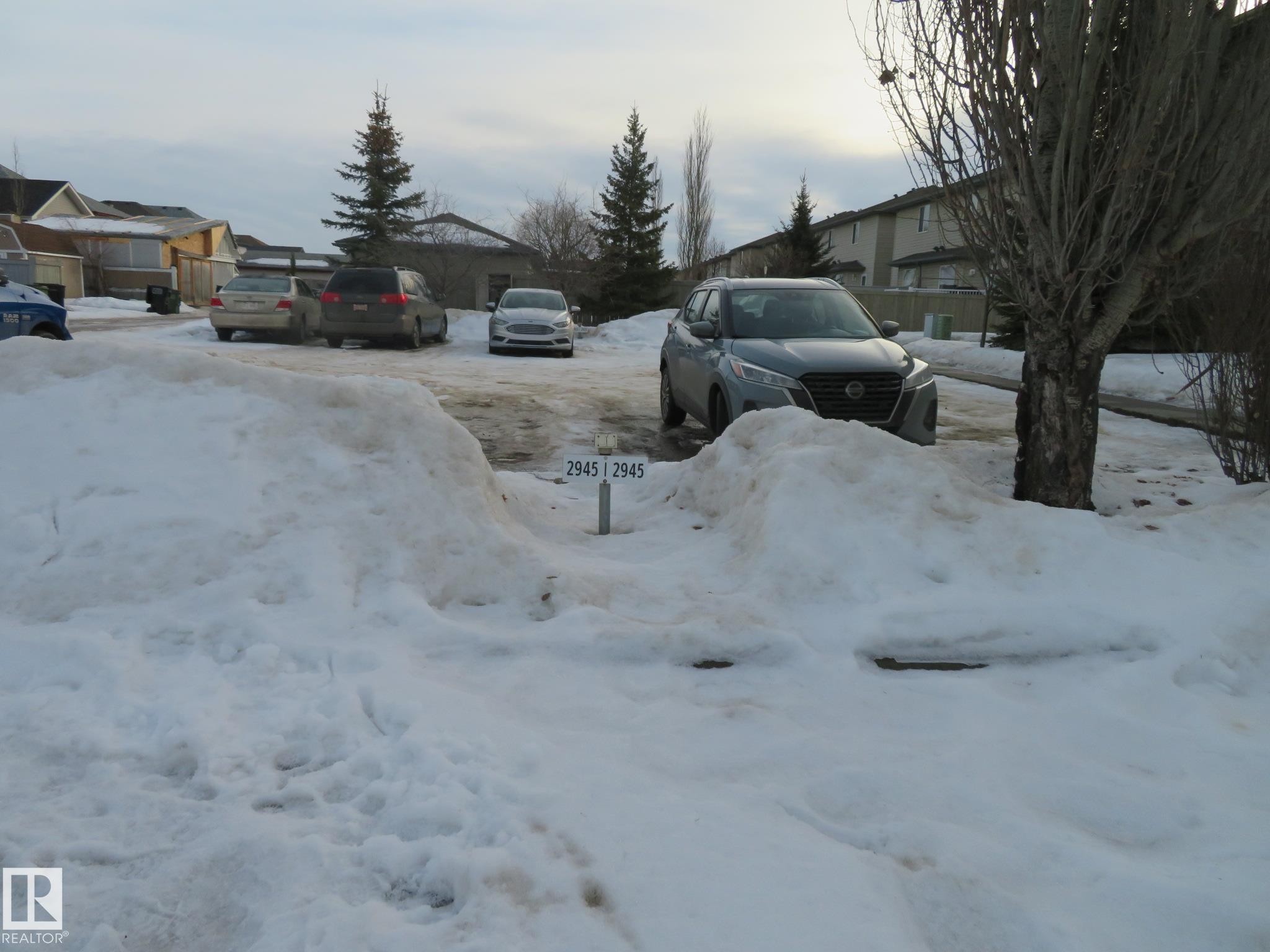 Yard layered in snow featuring a residential view - 2945 26 Street, Edmonton, AB - Outdoor
