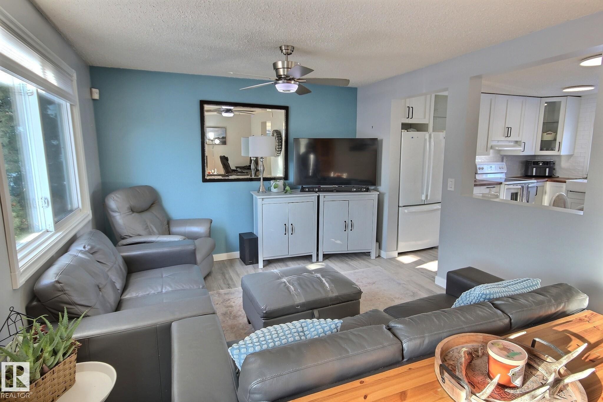 3519 16A Avenue, Edmonton, AB - Indoor Photo Showing Living Room
