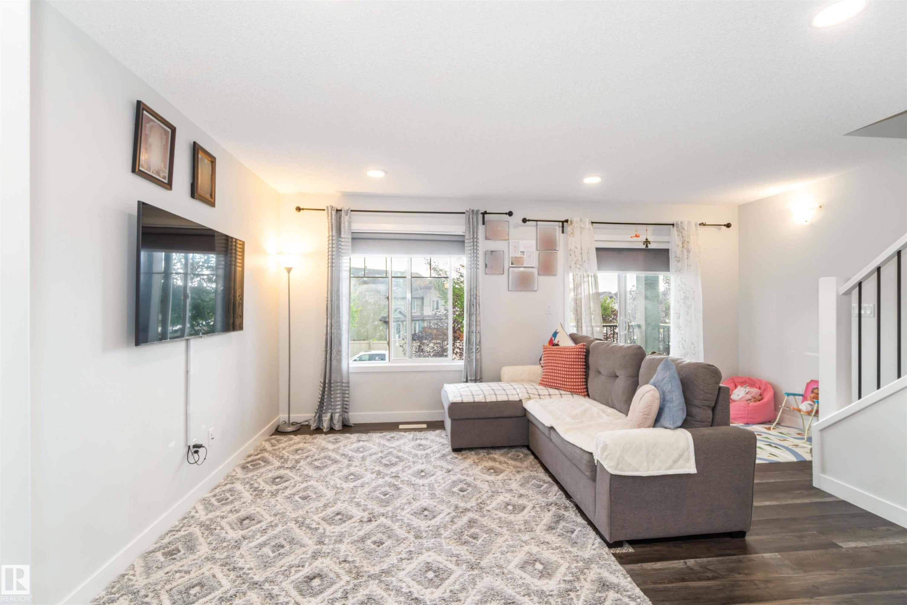 3 3305 Orchards Link Sw, Edmonton, AB - Indoor Photo Showing Living Room