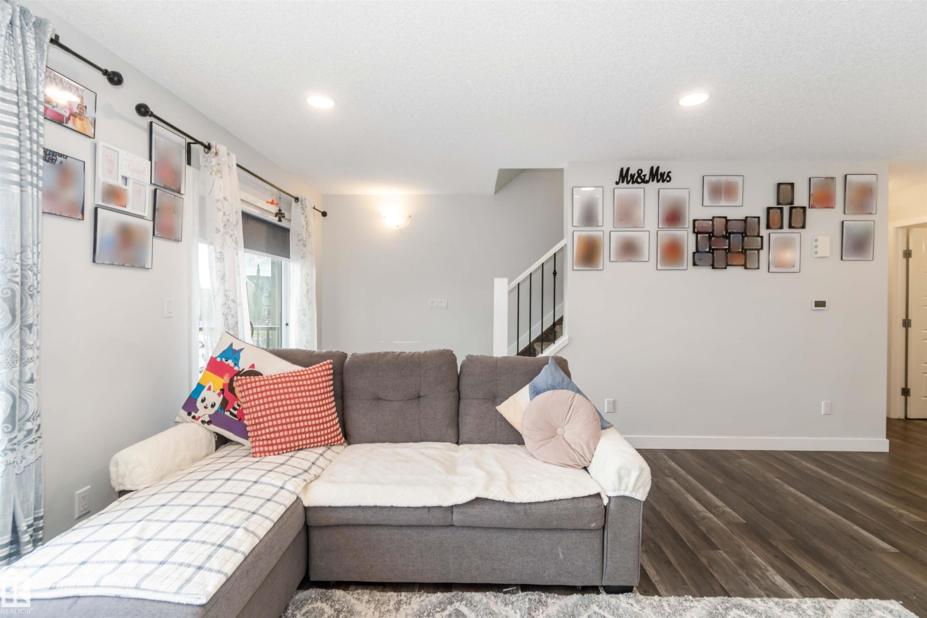 3 3305 Orchards Link Sw, Edmonton, AB - Indoor Photo Showing Living Room