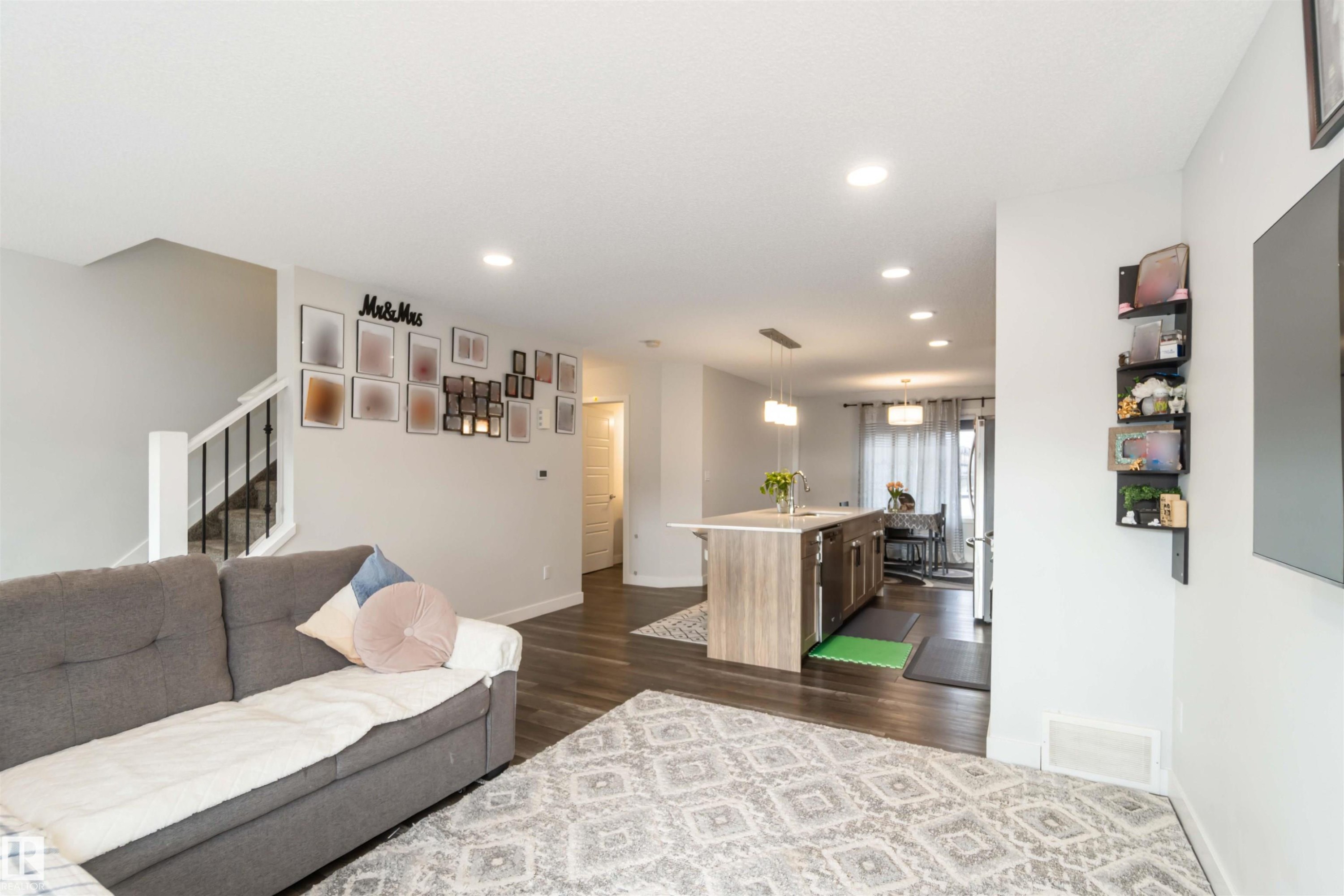 3 3305 Orchards Link Sw, Edmonton, AB - Indoor Photo Showing Living Room
