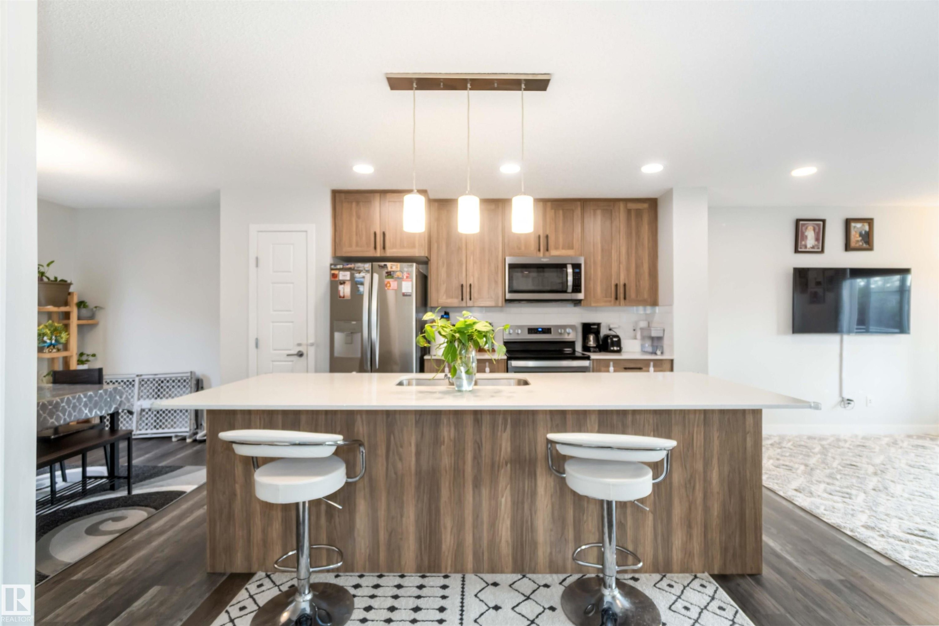 3 3305 Orchards Link Sw, Edmonton, AB - Indoor Photo Showing Kitchen With Stainless Steel Kitchen With Upgraded Kitchen