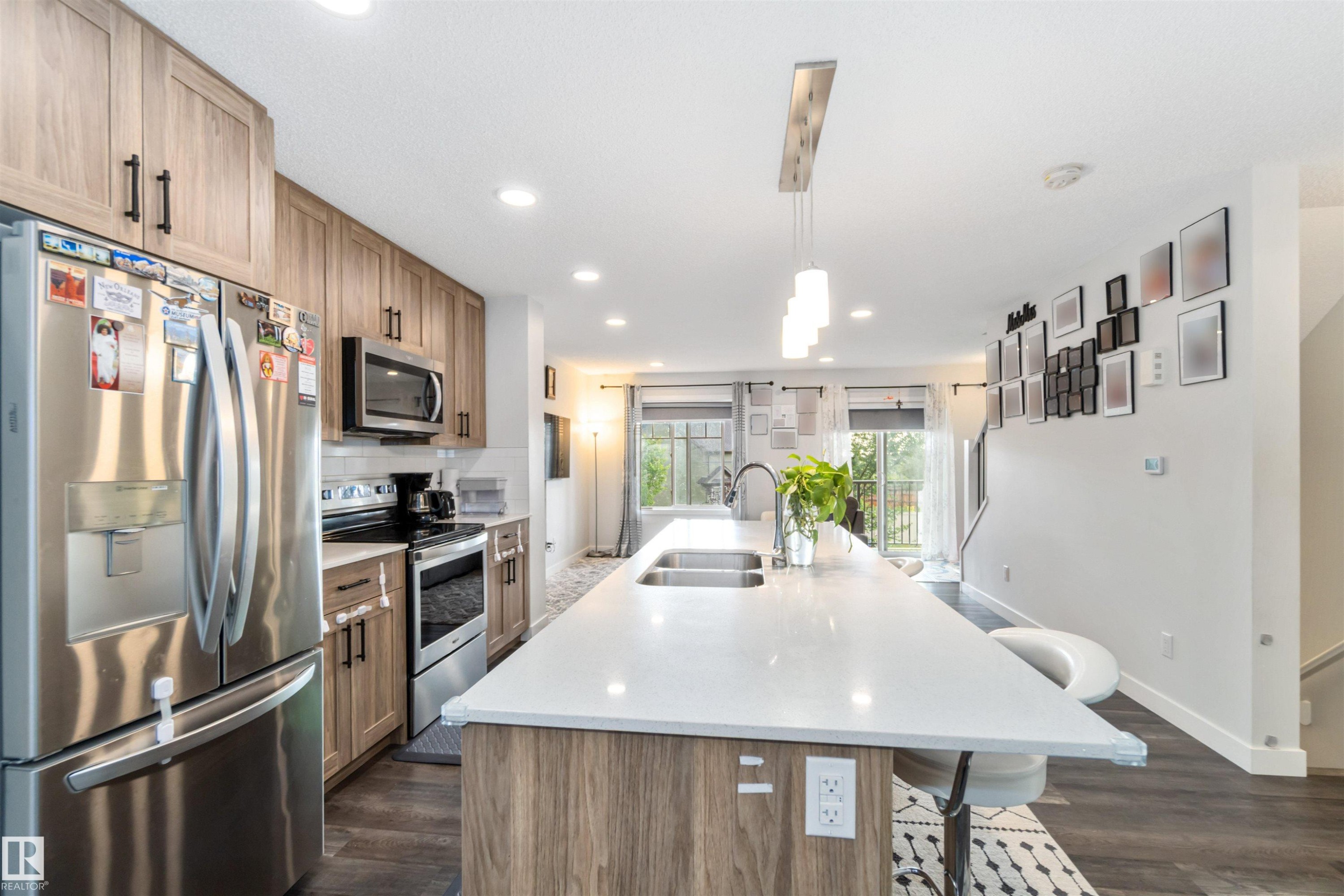 3 3305 Orchards Link Sw, Edmonton, AB - Indoor Photo Showing Kitchen With Stainless Steel Kitchen With Double Sink With Upgraded Kitchen