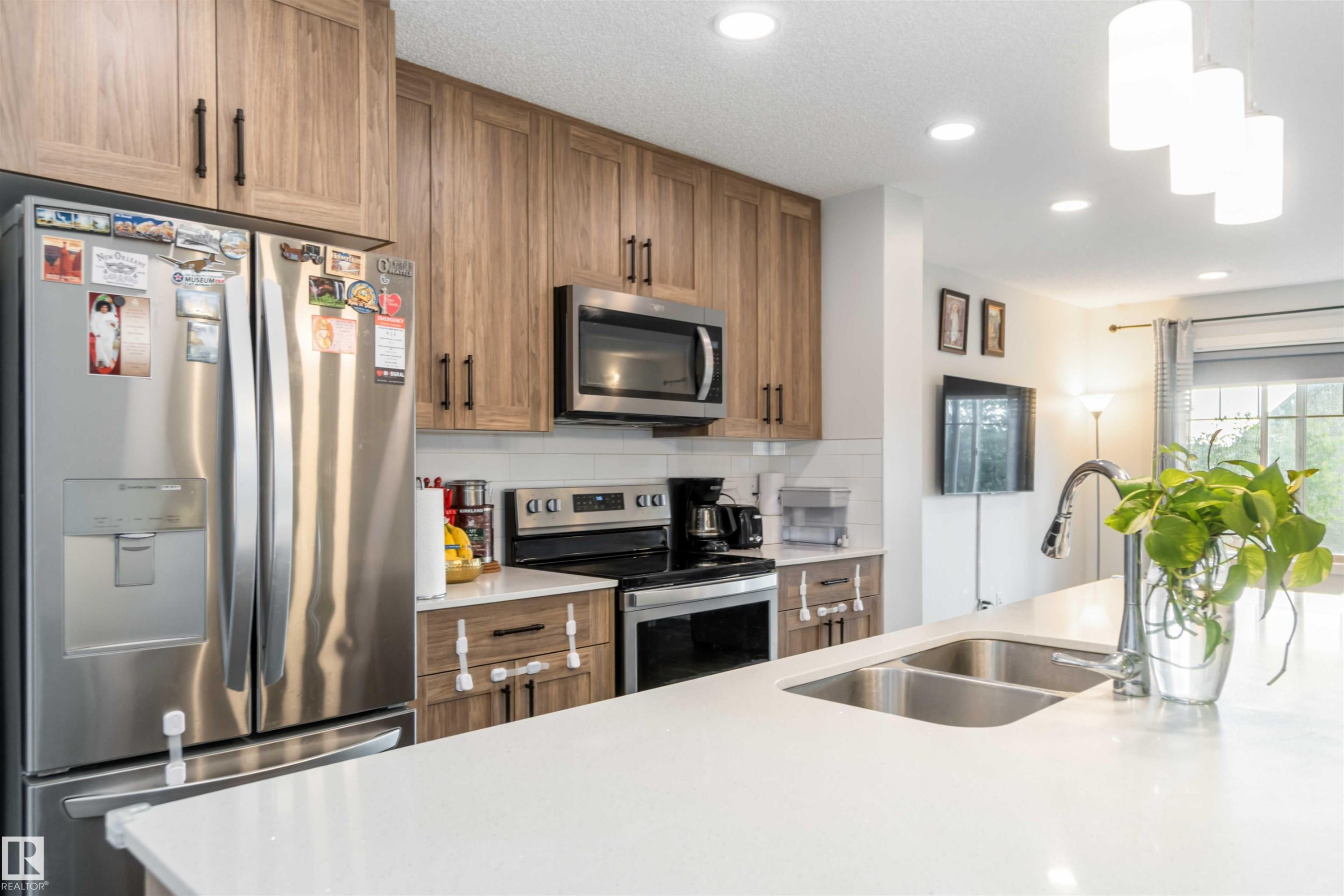 3 3305 Orchards Link Sw, Edmonton, AB - Indoor Photo Showing Kitchen With Stainless Steel Kitchen With Double Sink With Upgraded Kitchen