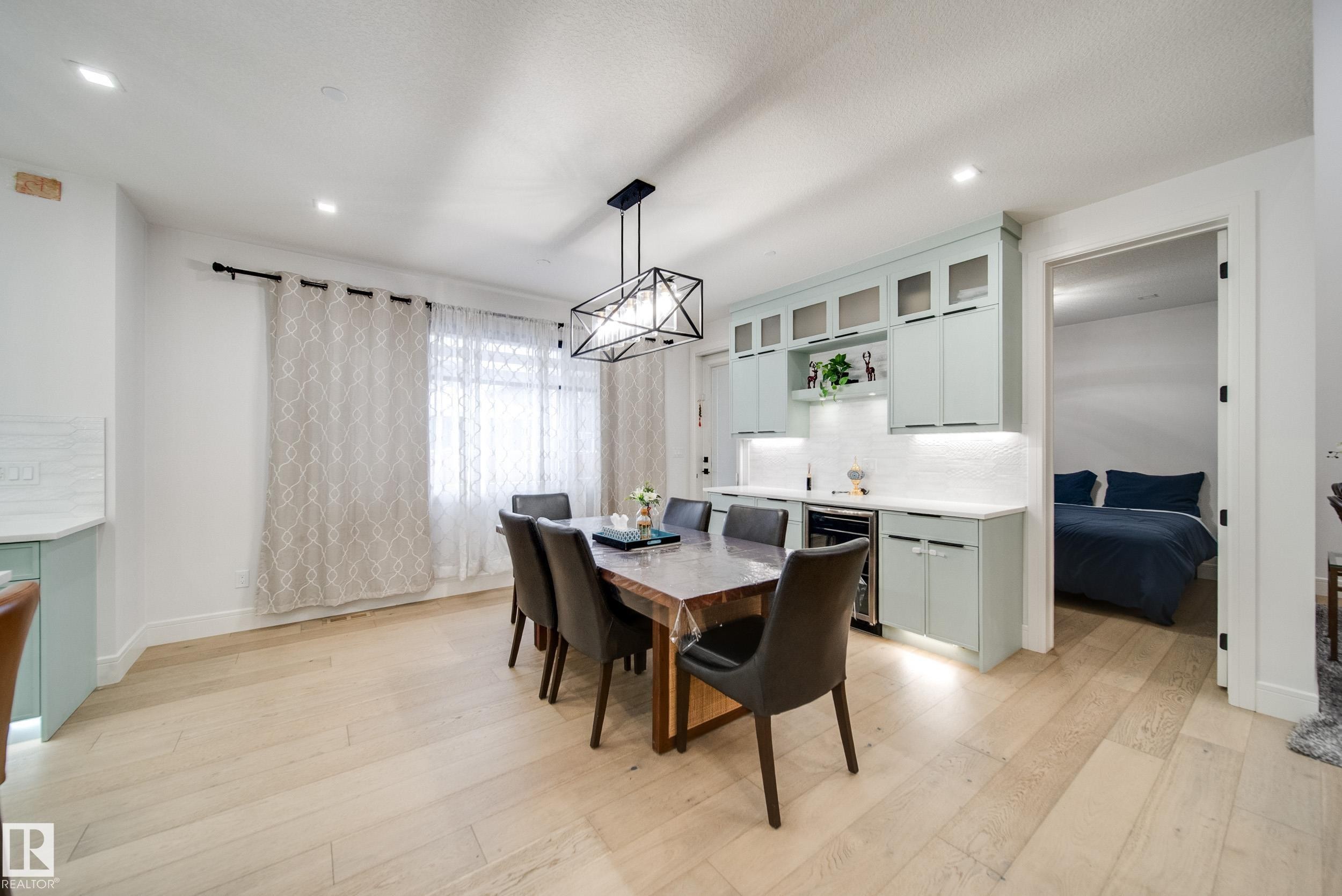 4416 Suzanna Crescent, Edmonton, AB - Indoor Photo Showing Dining Room
