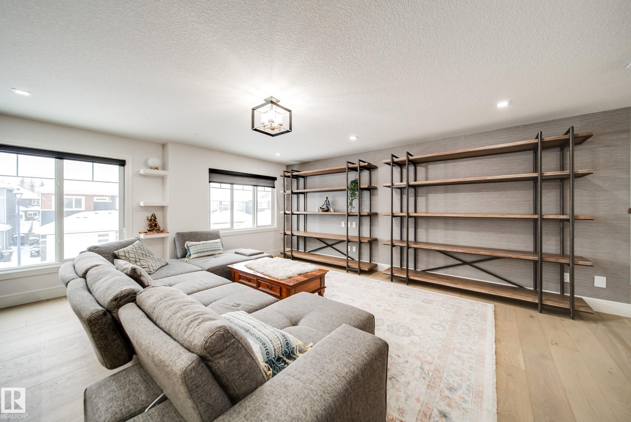 4416 Suzanna Crescent, Edmonton, AB - Indoor Photo Showing Living Room