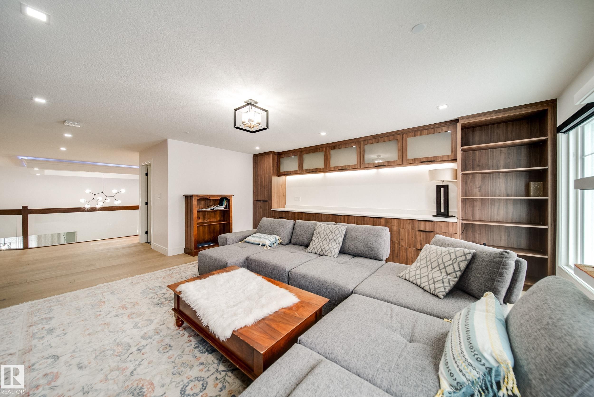 4416 Suzanna Crescent, Edmonton, AB - Indoor Photo Showing Living Room