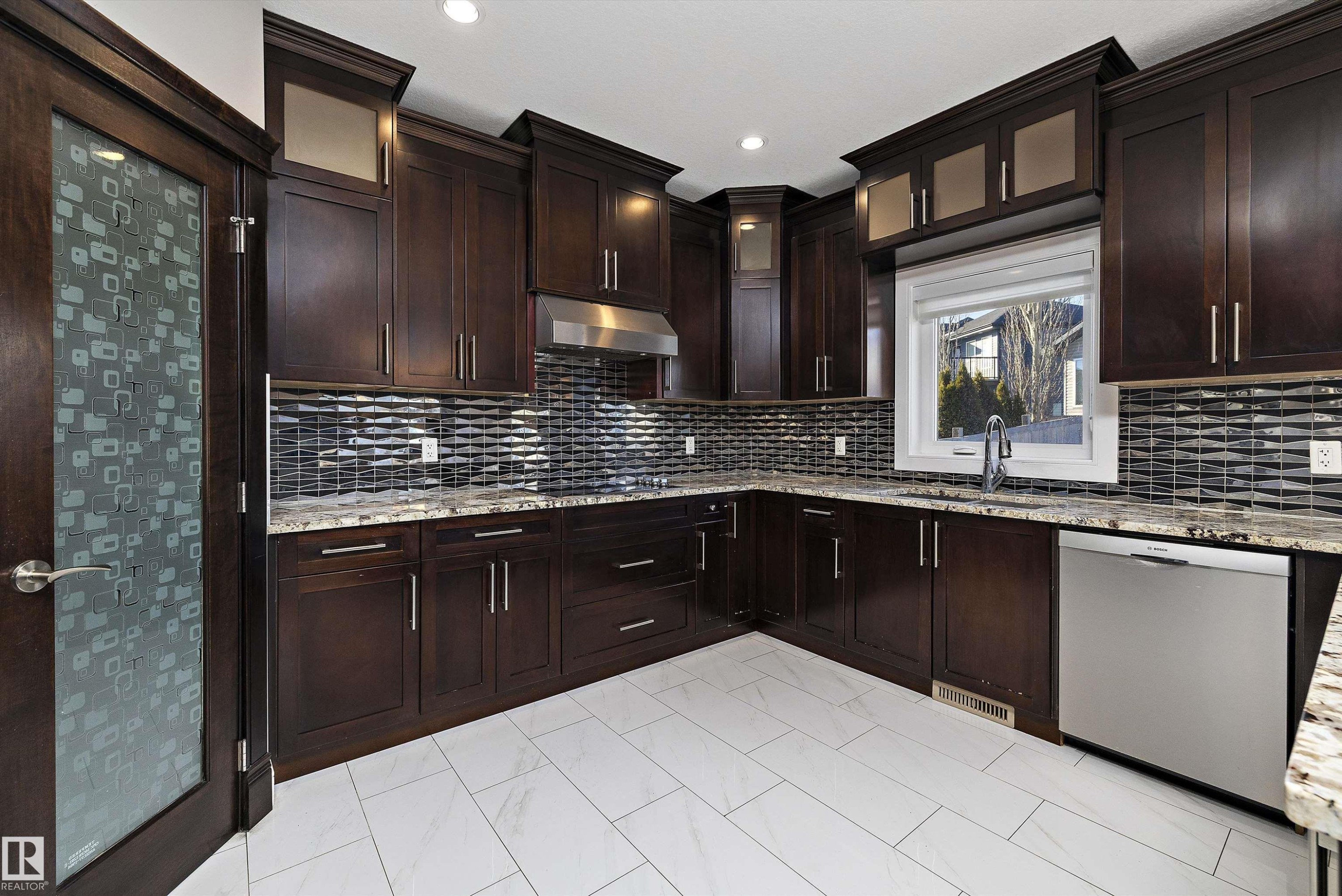 1339 Adamson Drive, Edmonton, AB - Indoor Photo Showing Kitchen With Upgraded Kitchen