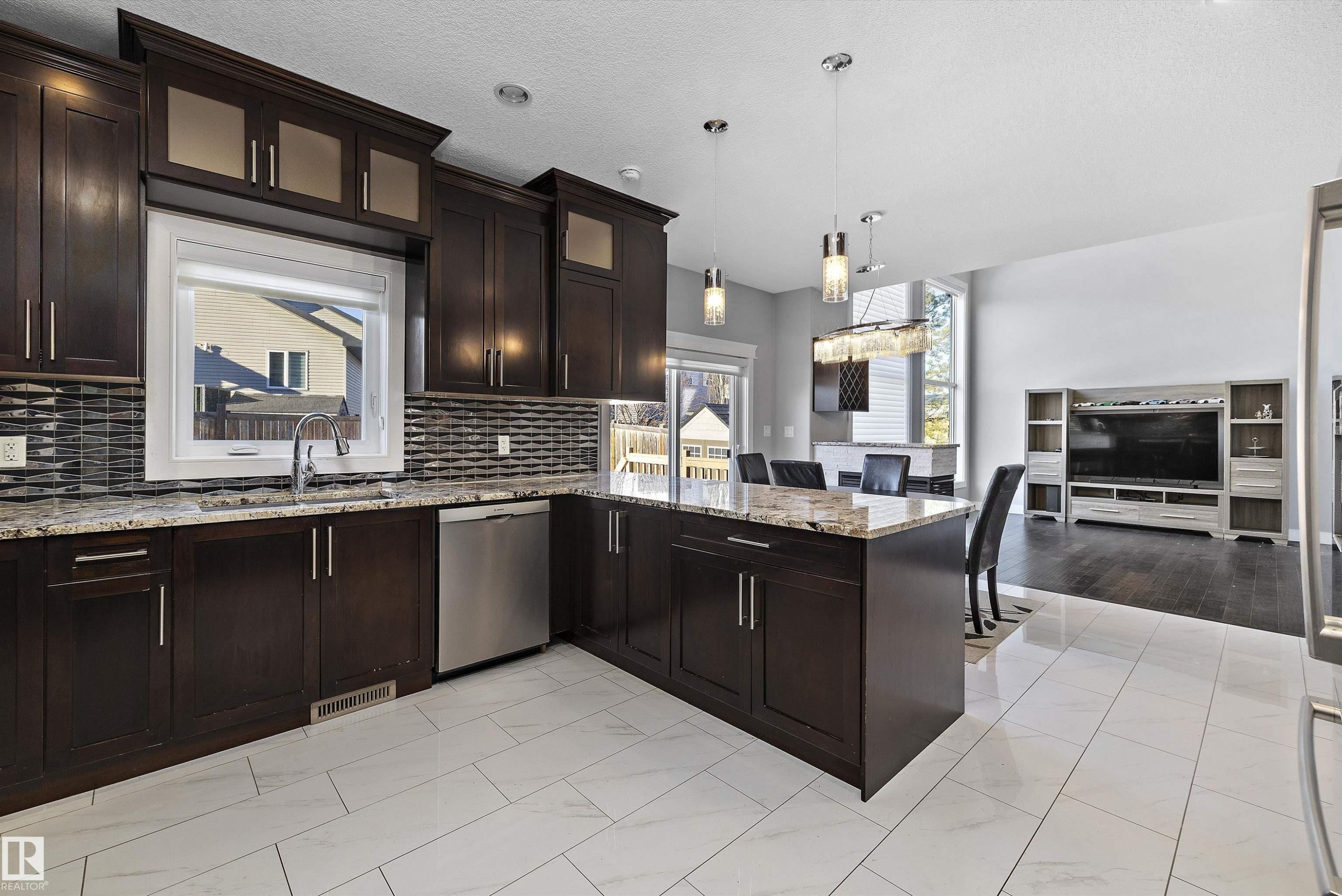 1339 Adamson Drive, Edmonton, AB - Indoor Photo Showing Kitchen With Upgraded Kitchen