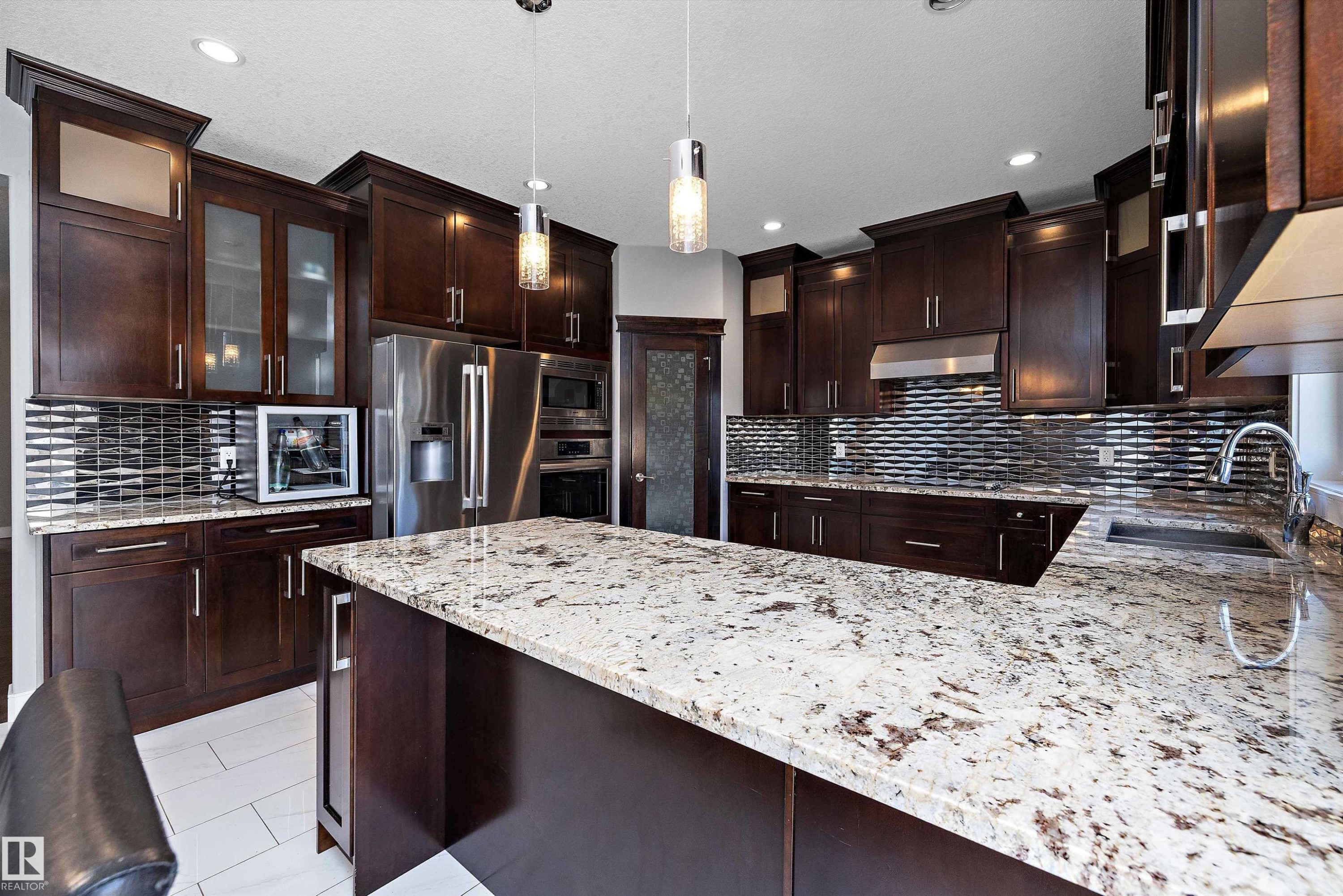 1339 Adamson Drive, Edmonton, AB - Indoor Photo Showing Kitchen With Stainless Steel Kitchen With Upgraded Kitchen