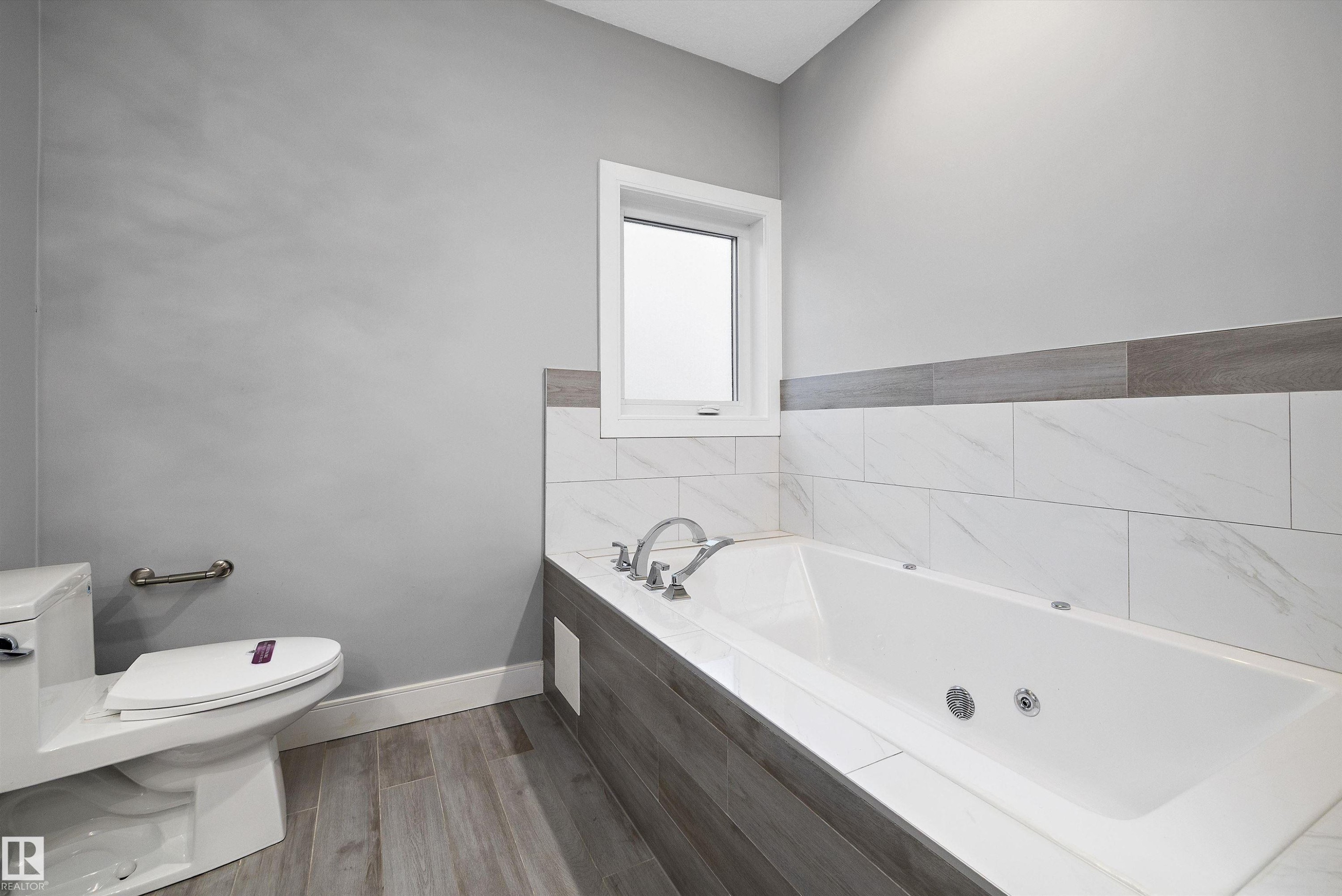 1339 Adamson Drive, Edmonton, AB - Indoor Photo Showing Bathroom