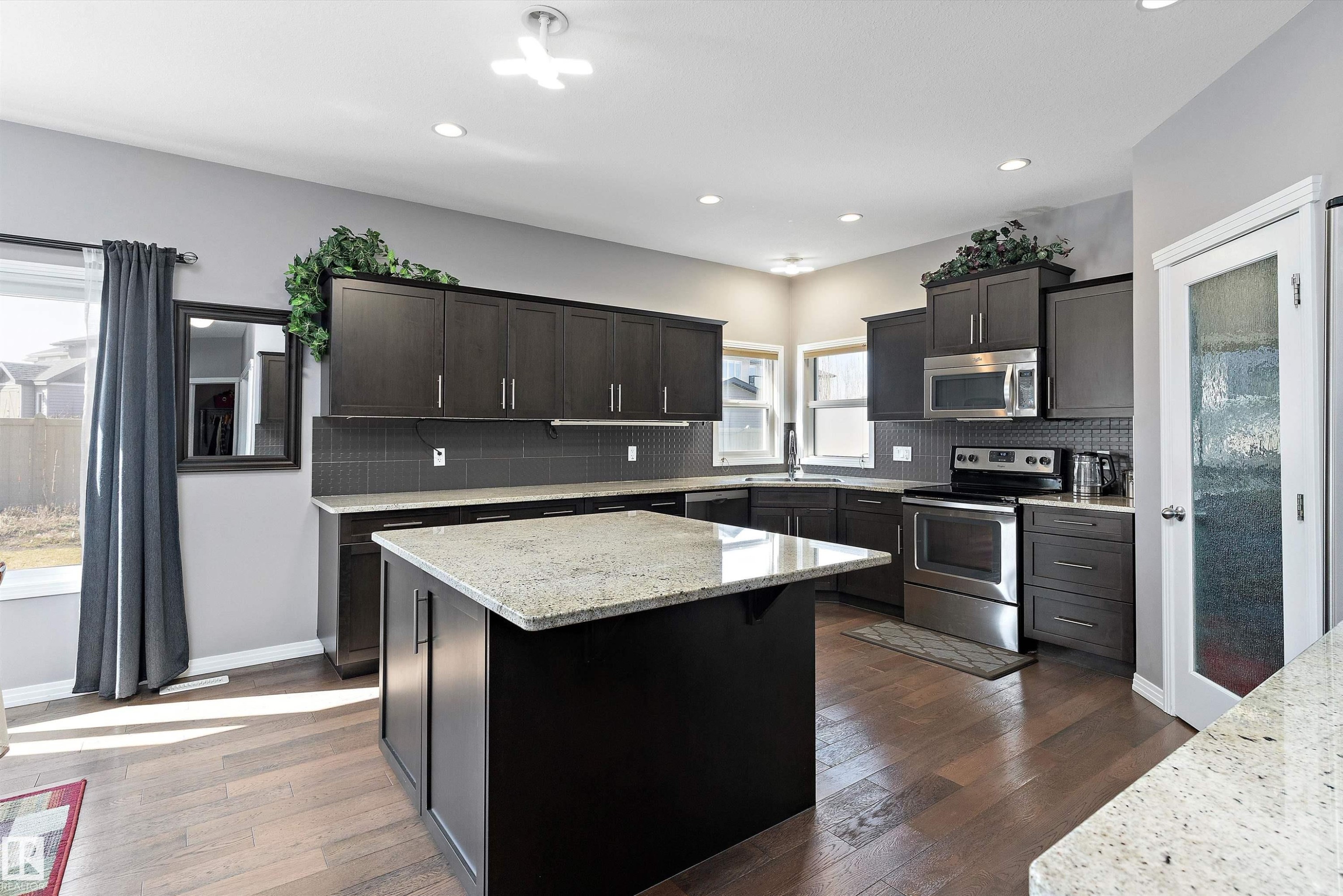 1325 Adamson Drive, Edmonton, AB - Indoor Photo Showing Kitchen With Upgraded Kitchen