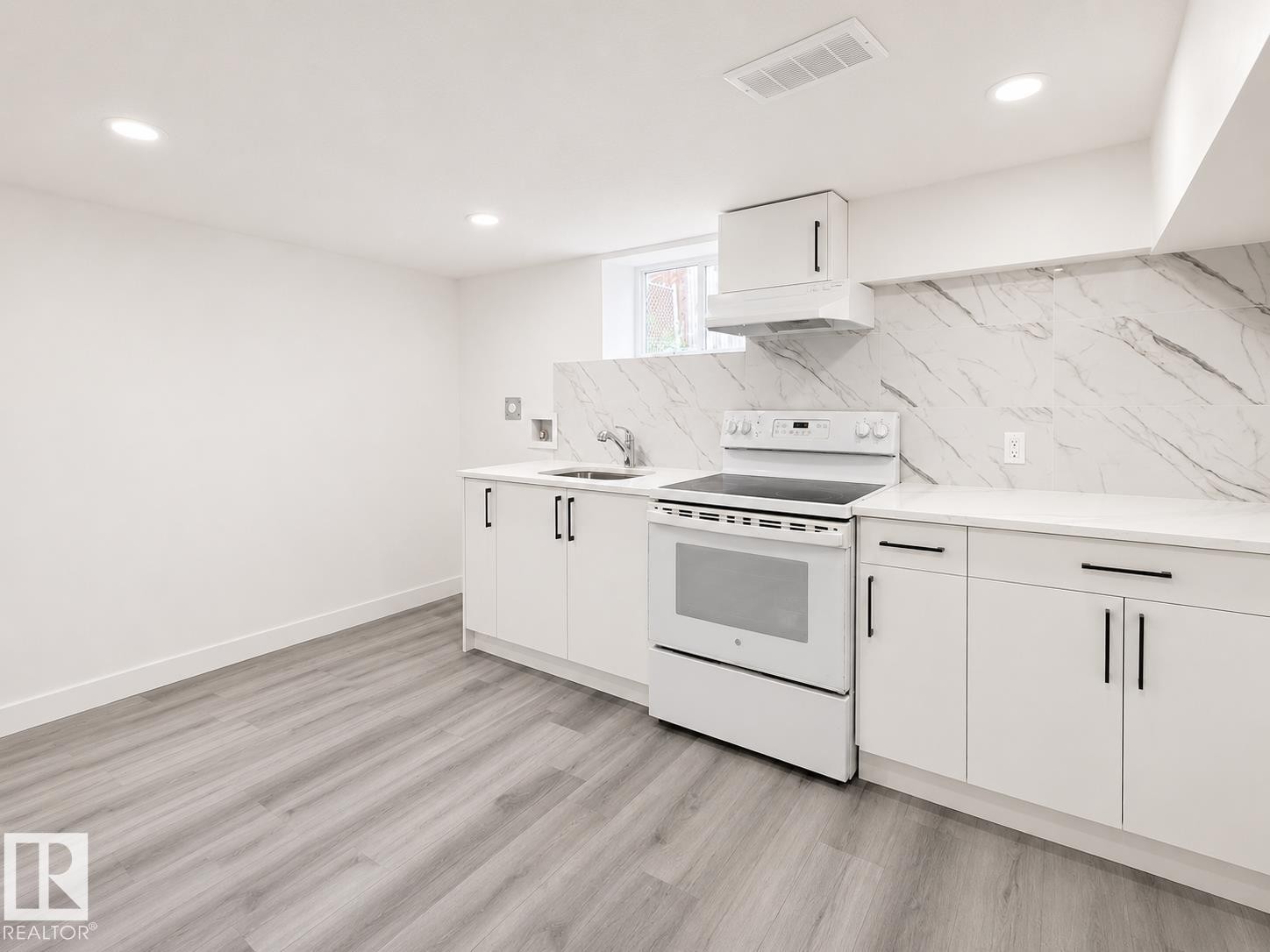 12746 116 Street, Edmonton, AB - Indoor Photo Showing Laundry Room