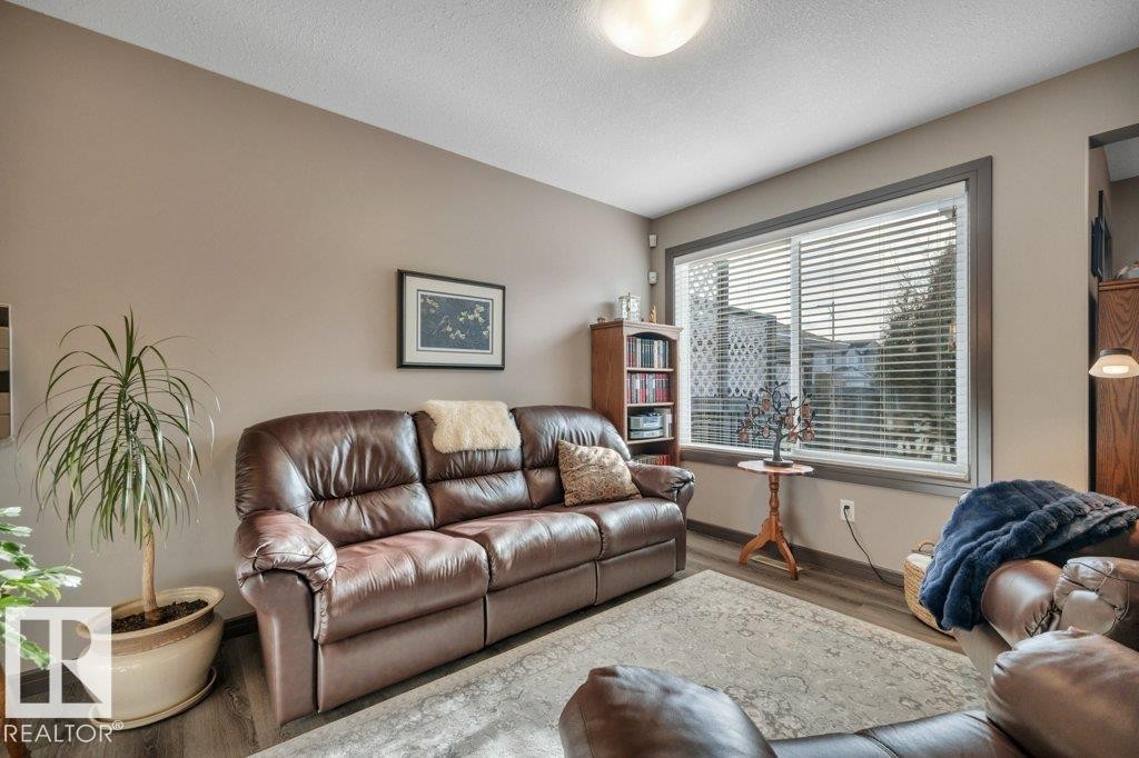 497 Chappelle Drive, Edmonton, AB - Indoor Photo Showing Living Room