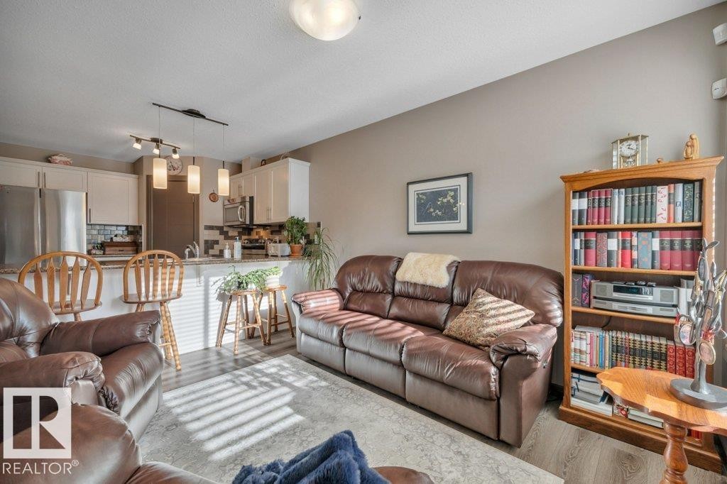 497 Chappelle Drive, Edmonton, AB - Indoor Photo Showing Living Room