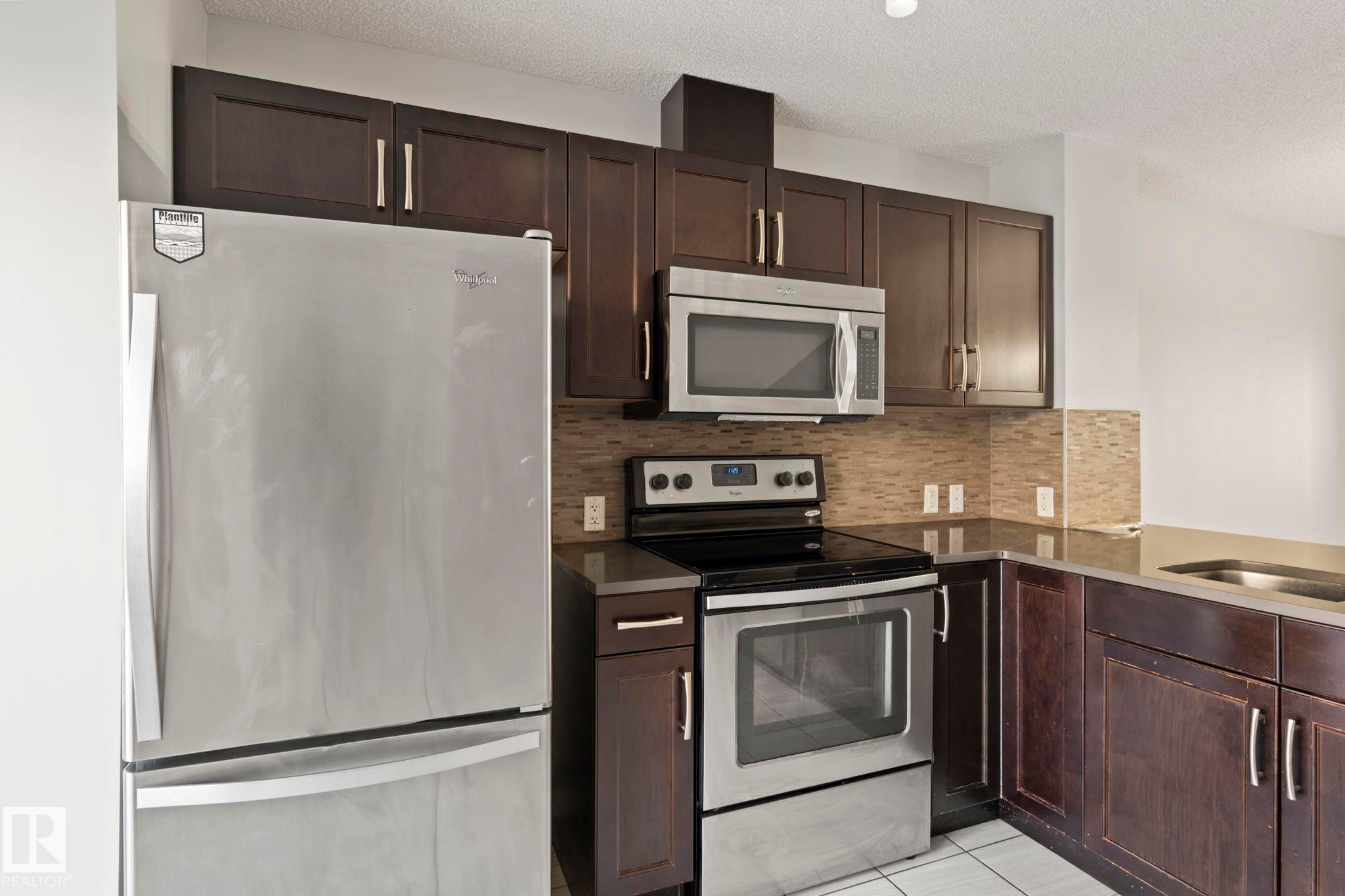 #62 4050 Savaryn Drive Sw, Edmonton, AB - Indoor Photo Showing Kitchen With Upgraded Kitchen