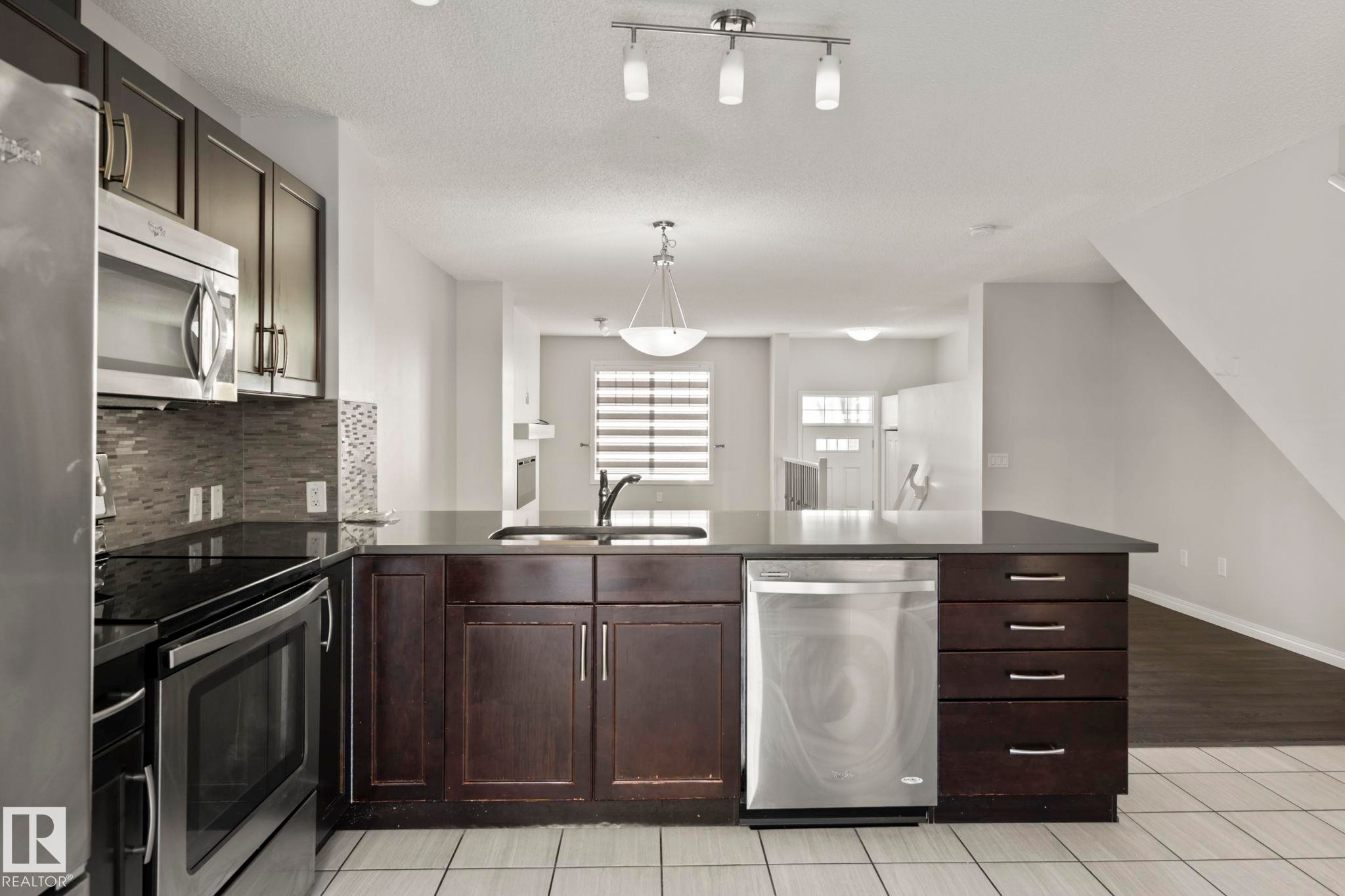 #62 4050 Savaryn Drive Sw, Edmonton, AB - Indoor Photo Showing Kitchen With Double Sink With Upgraded Kitchen