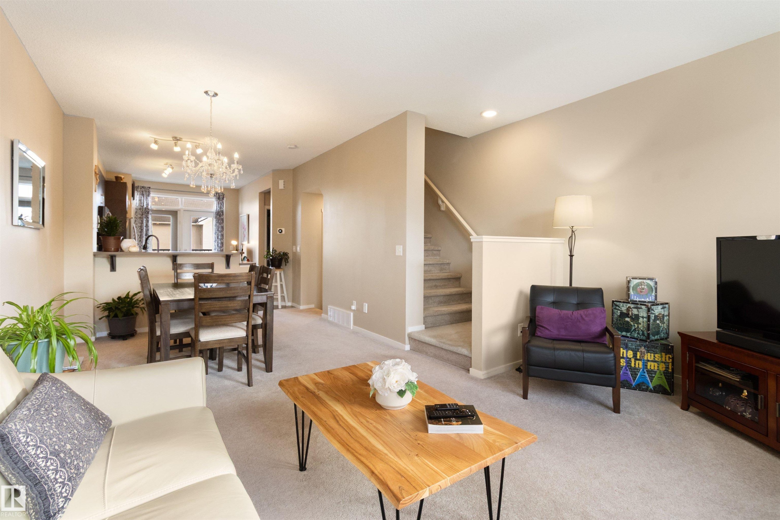 157 603 Watt Boulevard, Edmonton, AB - Indoor Photo Showing Living Room