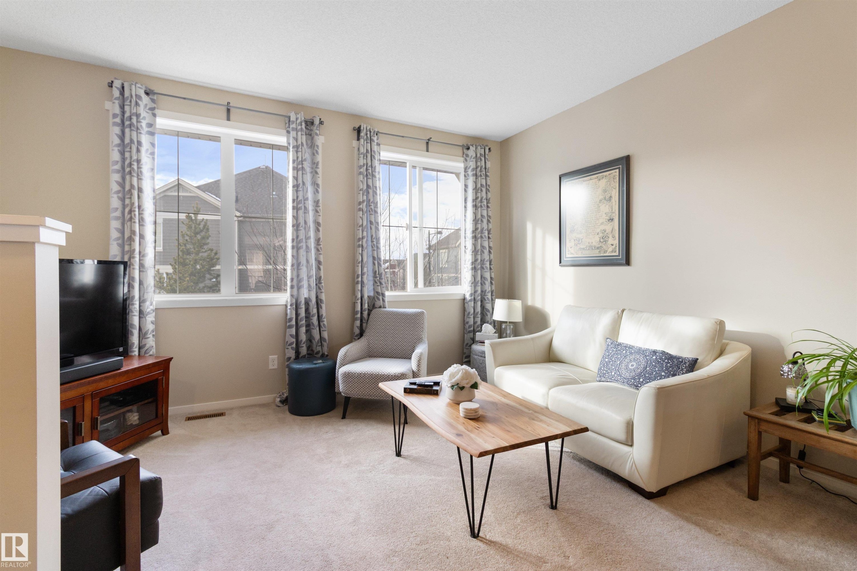 157 603 Watt Boulevard, Edmonton, AB - Indoor Photo Showing Living Room