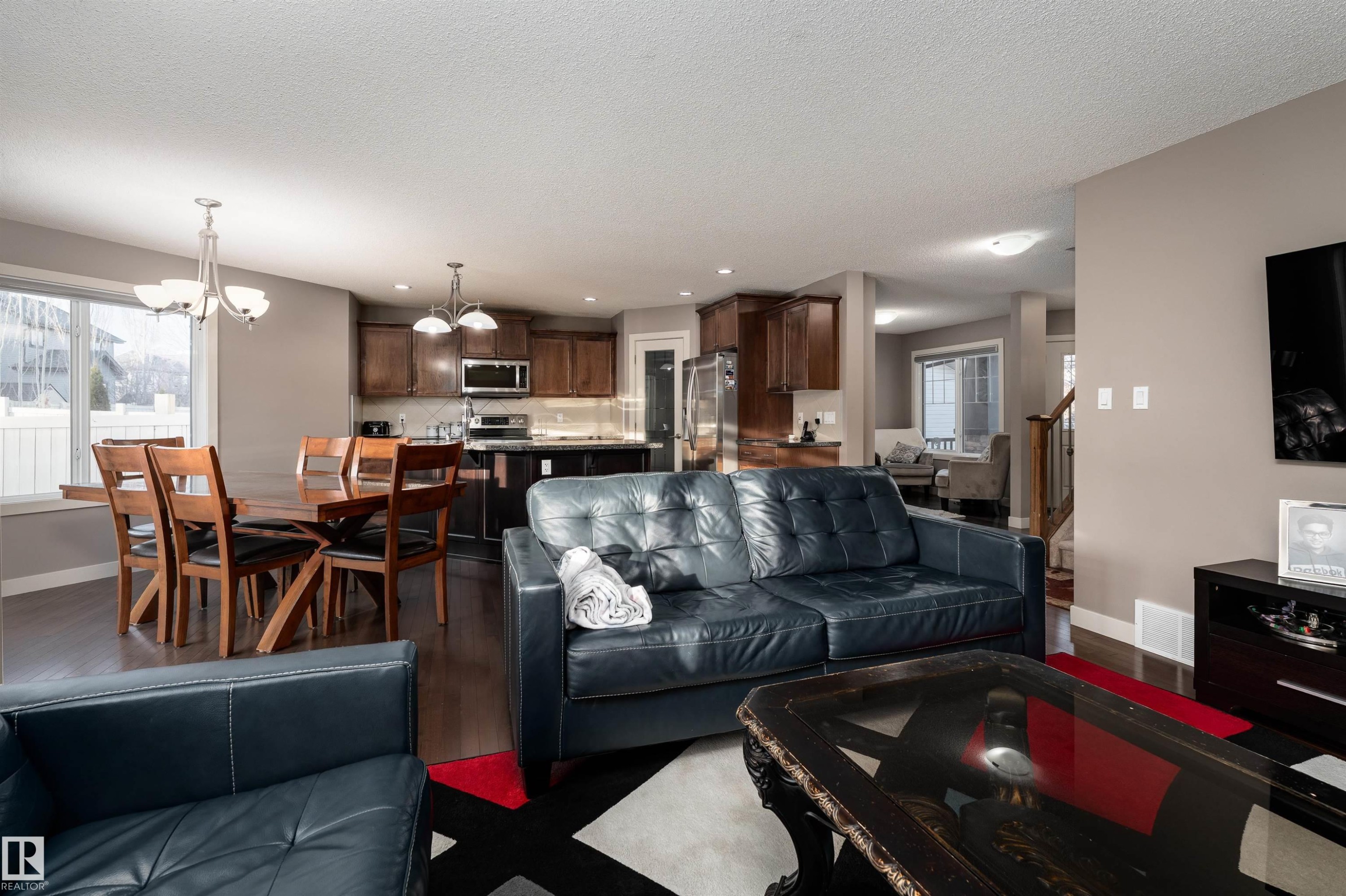 6811 19 Avenue, Edmonton, AB - Indoor Photo Showing Living Room