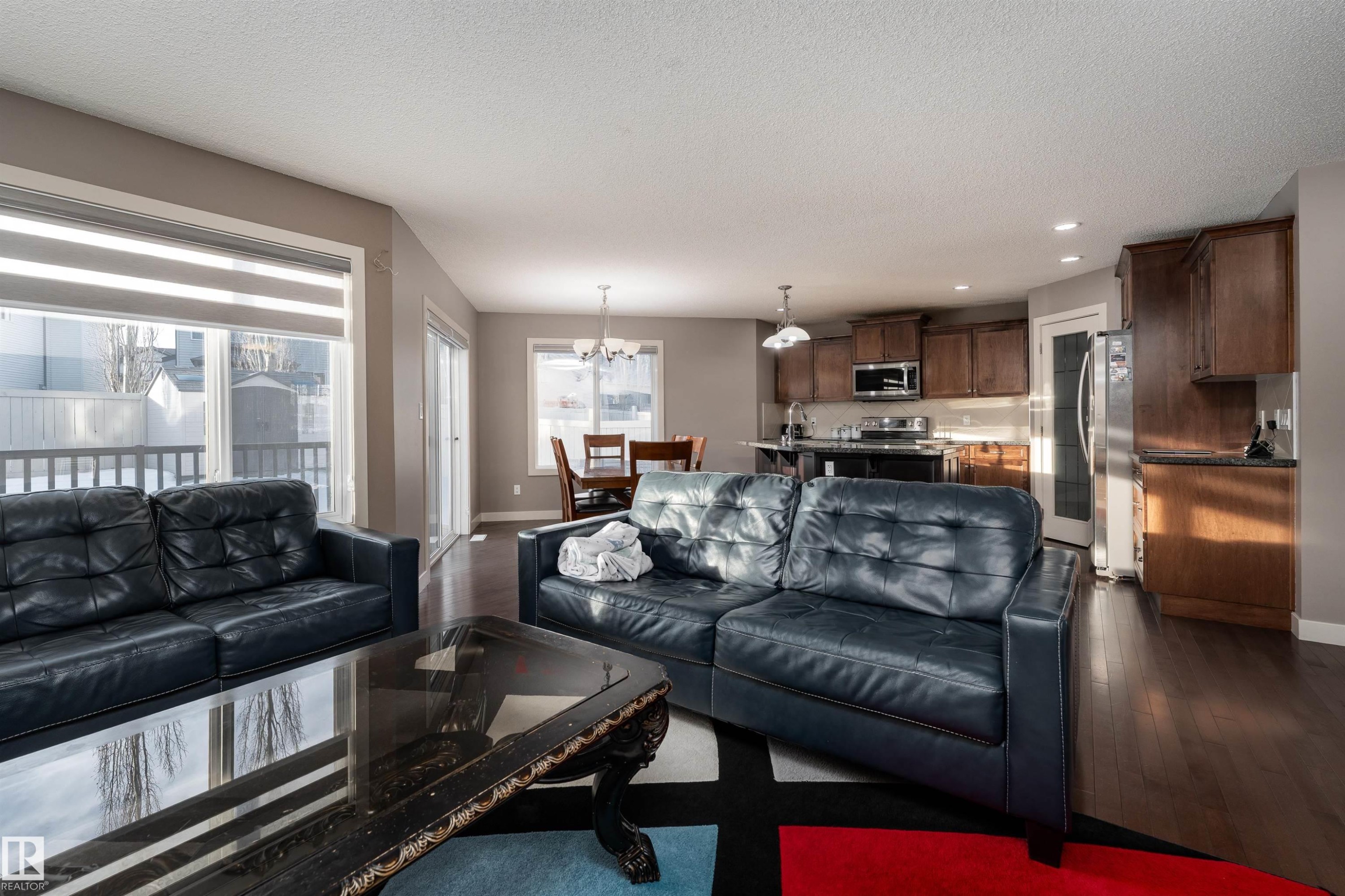 6811 19 Avenue, Edmonton, AB - Indoor Photo Showing Living Room