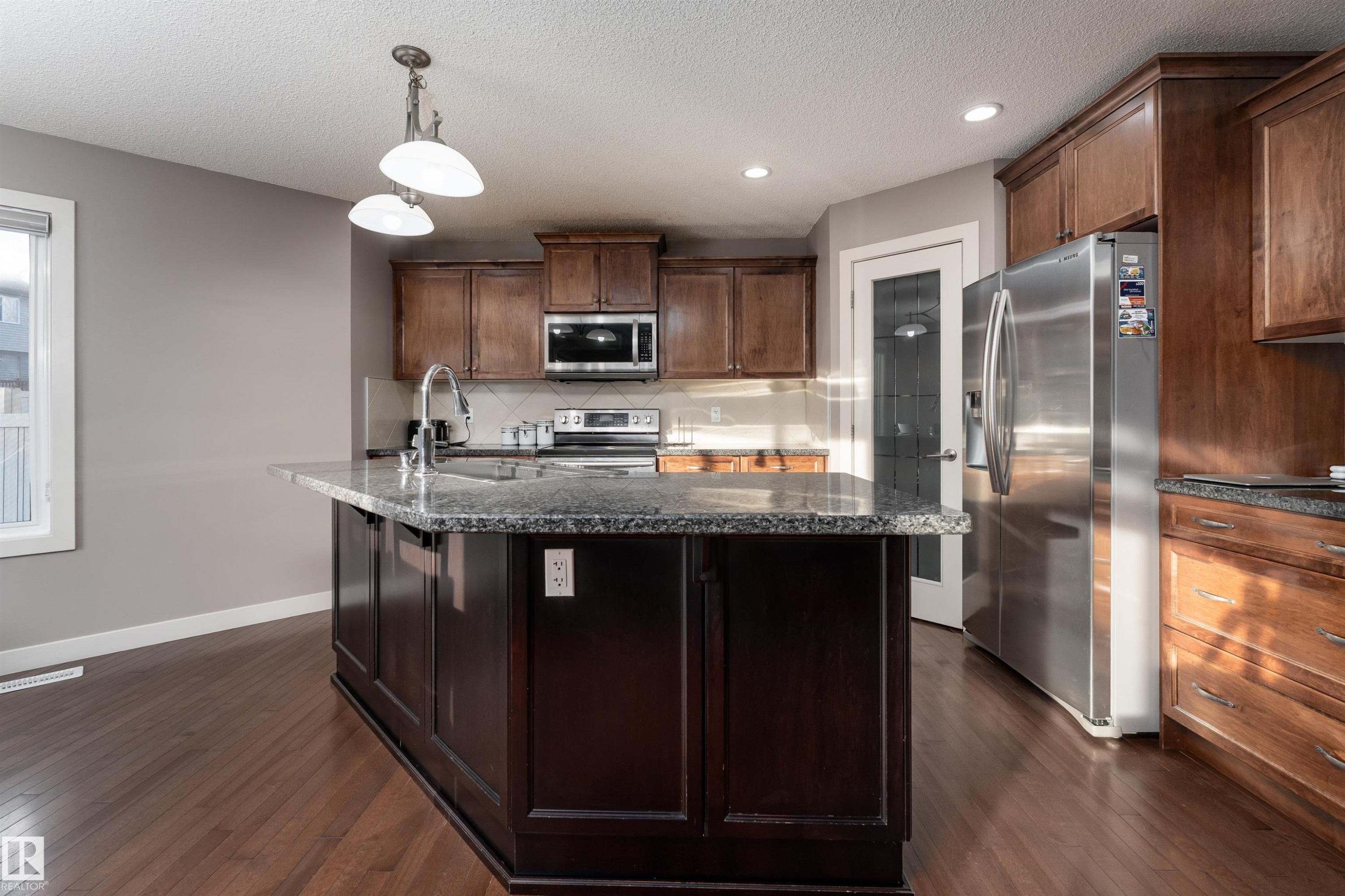6811 19 Avenue, Edmonton, AB - Indoor Photo Showing Kitchen With Stainless Steel Kitchen