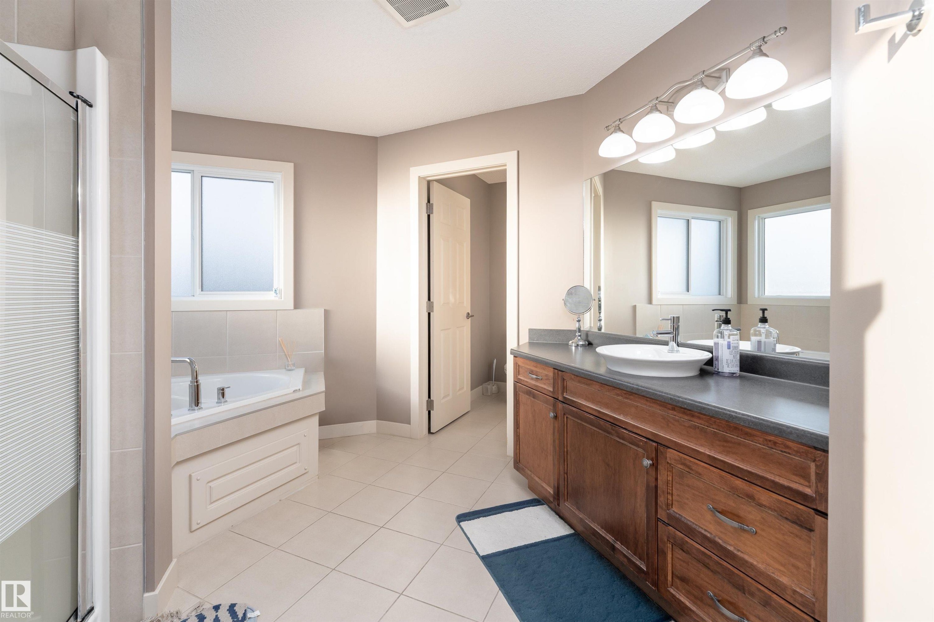 6811 19 Avenue, Edmonton, AB - Indoor Photo Showing Bathroom