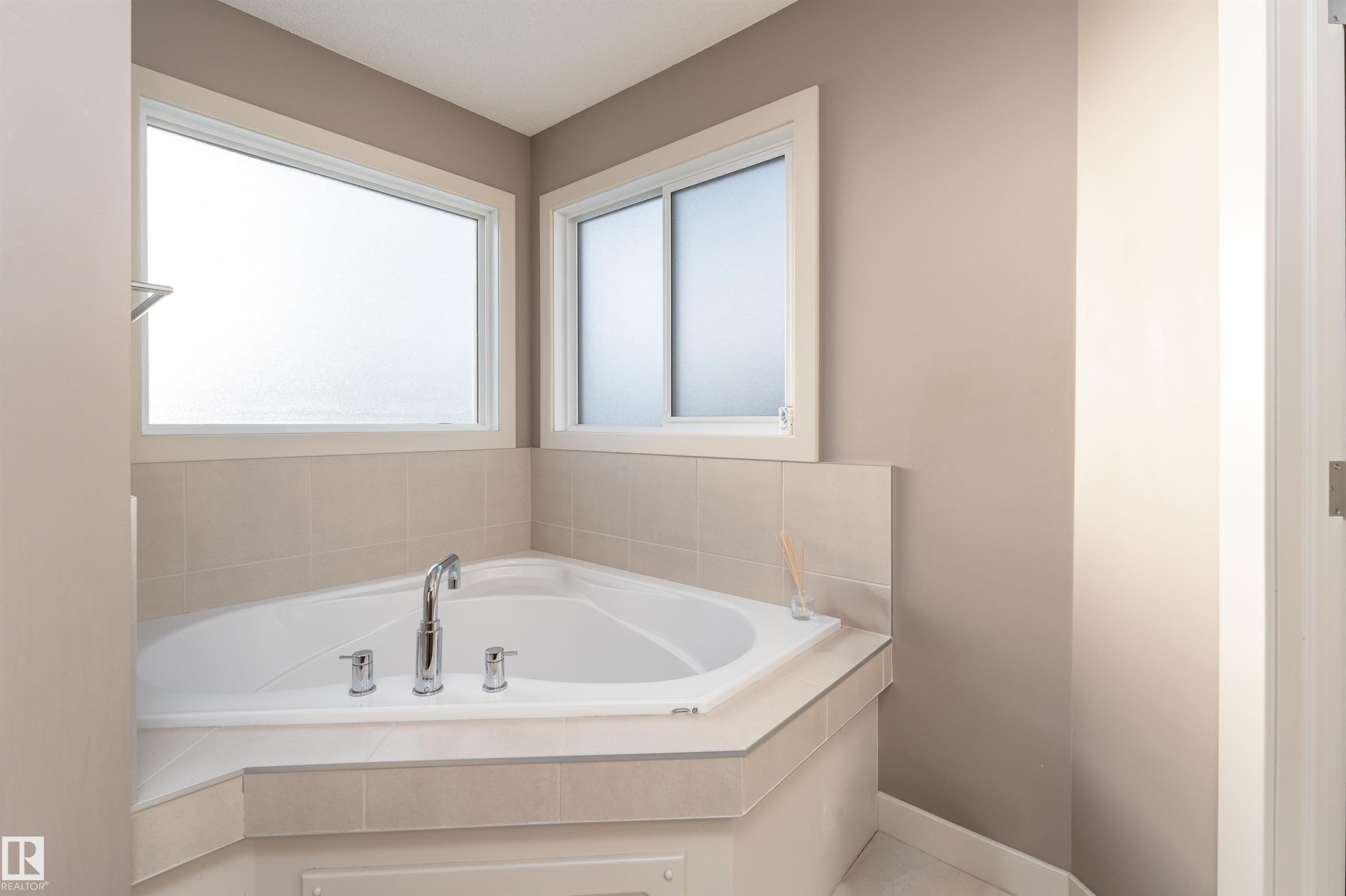 6811 19 Avenue, Edmonton, AB - Indoor Photo Showing Bathroom