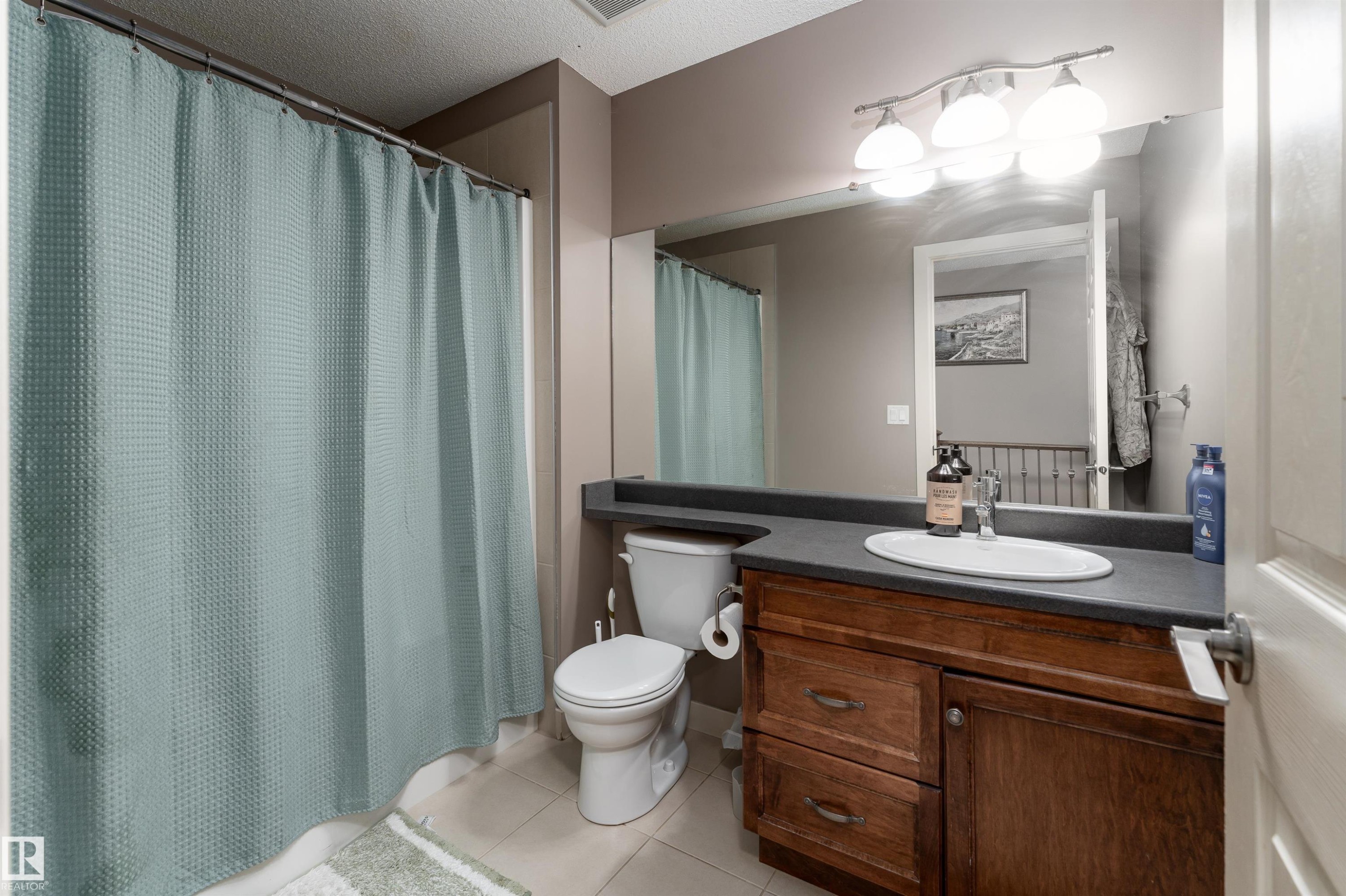 6811 19 Avenue, Edmonton, AB - Indoor Photo Showing Bathroom