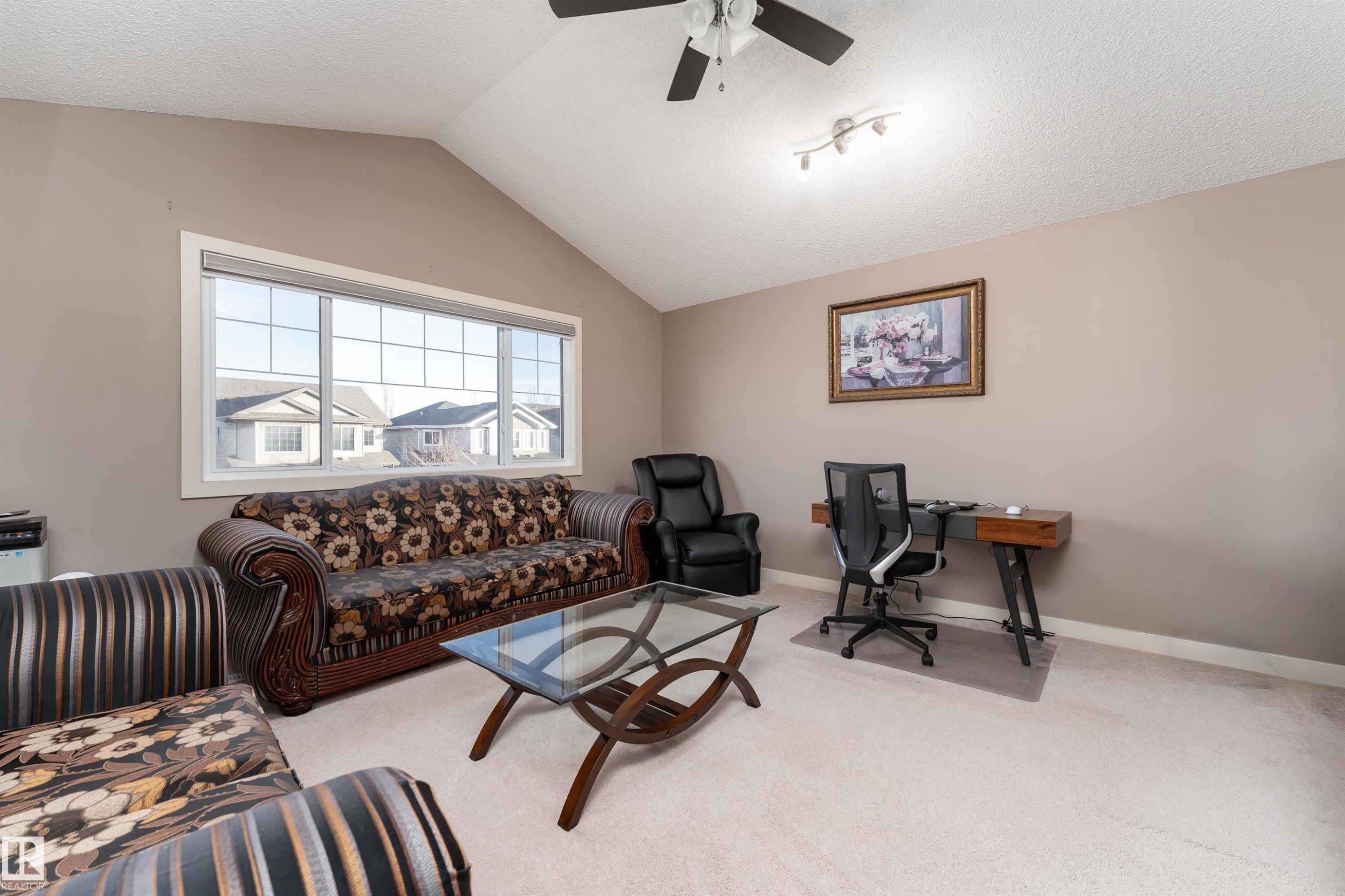 6811 19 Avenue, Edmonton, AB - Indoor Photo Showing Living Room